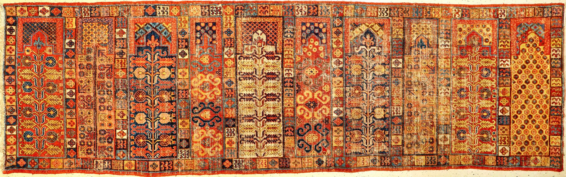 Seltener Khotan "Saf" antik, Ostturkestan, Ende 18.Jhd., Wolle geknüpft auf Baumwolle. Früher und feiner Khotan mit Saf-Muster und zehn ...
