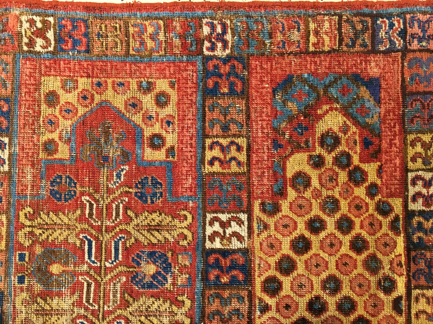 Detail a: Seltener Khotan "Saf" antik, Ostturkestan, Ende 18.Jhd., Wolle geknüpft auf Baumwolle. Früher und feiner Khotan mit Saf-Muster und zehn ...