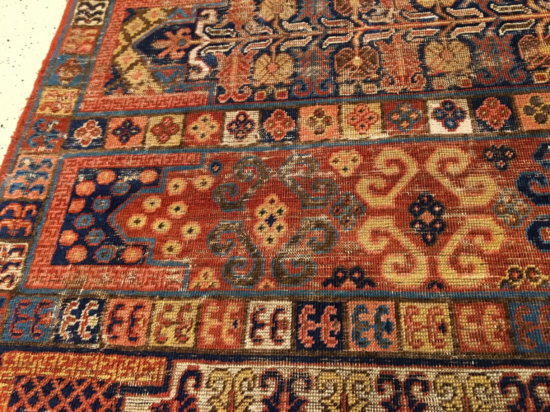 Detail c: Seltener Khotan "Saf" antik, Ostturkestan, Ende 18.Jhd., Wolle geknüpft auf Baumwolle. Früher und feiner Khotan mit Saf-Muster und zehn ...