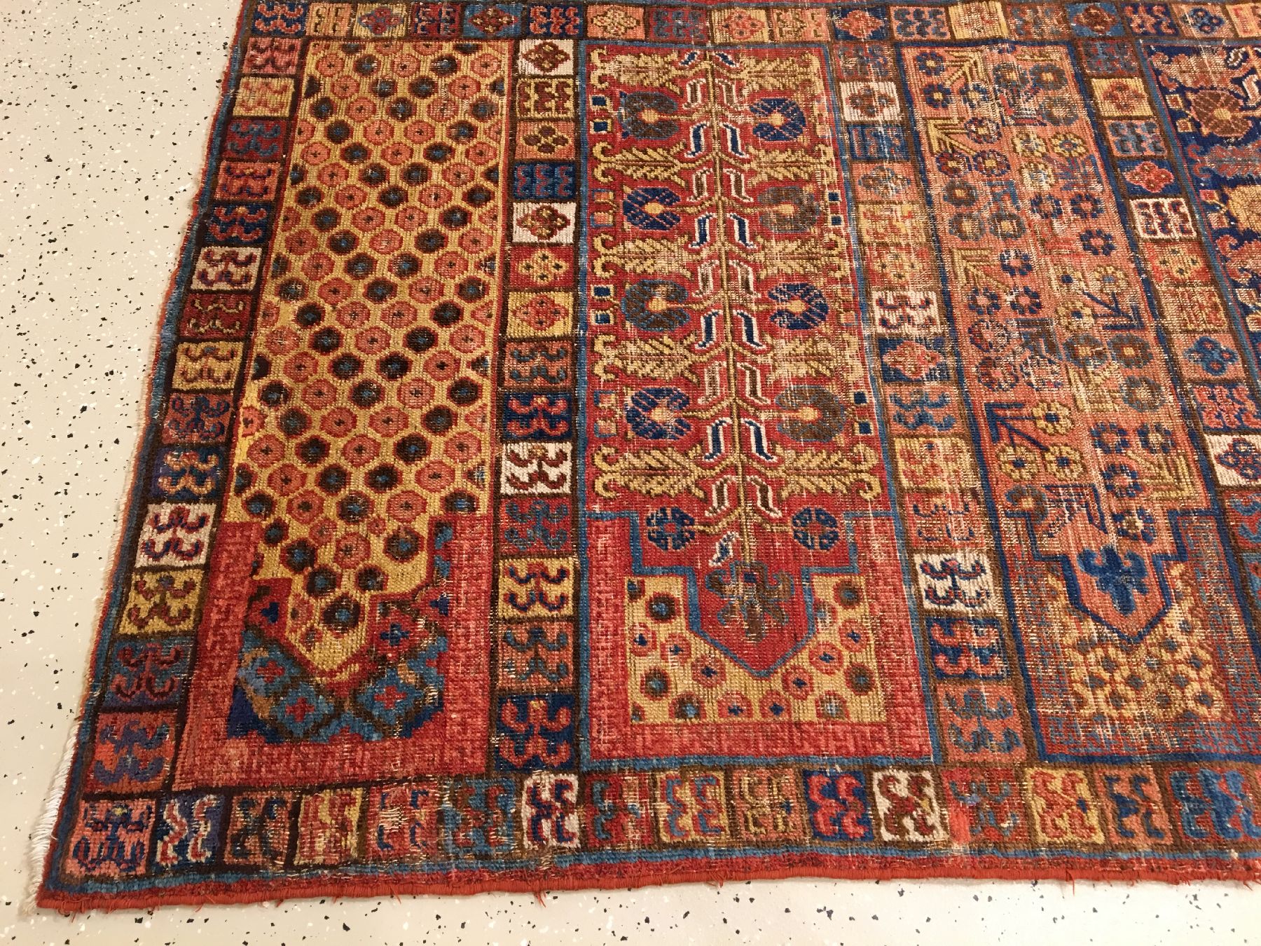 Detail d: Seltener Khotan "Saf" antik, Ostturkestan, Ende 18.Jhd., Wolle geknüpft auf Baumwolle. Früher und feiner Khotan mit Saf-Muster und zehn ...