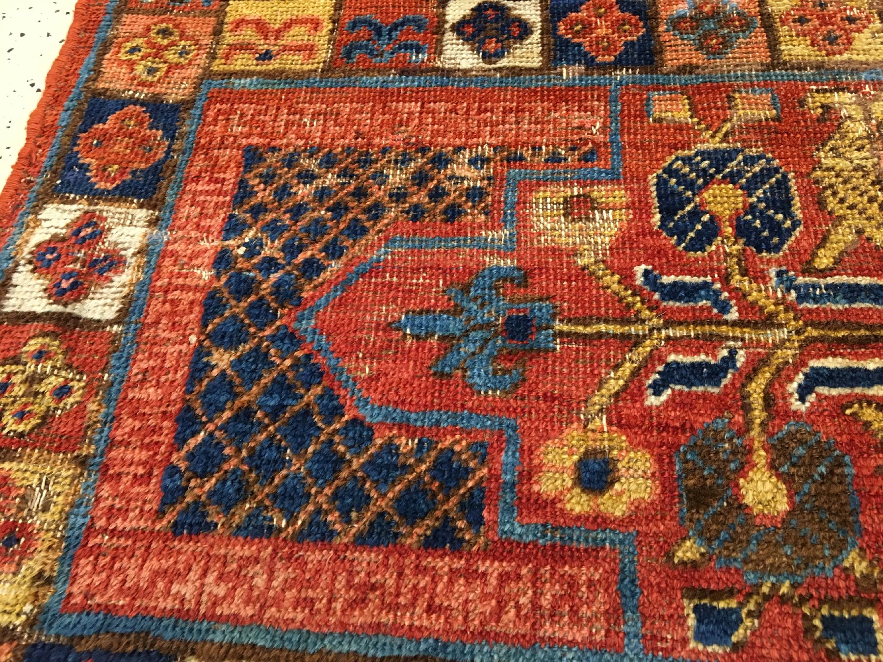 Detail e: Seltener Khotan "Saf" antik, Ostturkestan, Ende 18.Jhd., Wolle geknüpft auf Baumwolle. Früher und feiner Khotan mit Saf-Muster und zehn ...