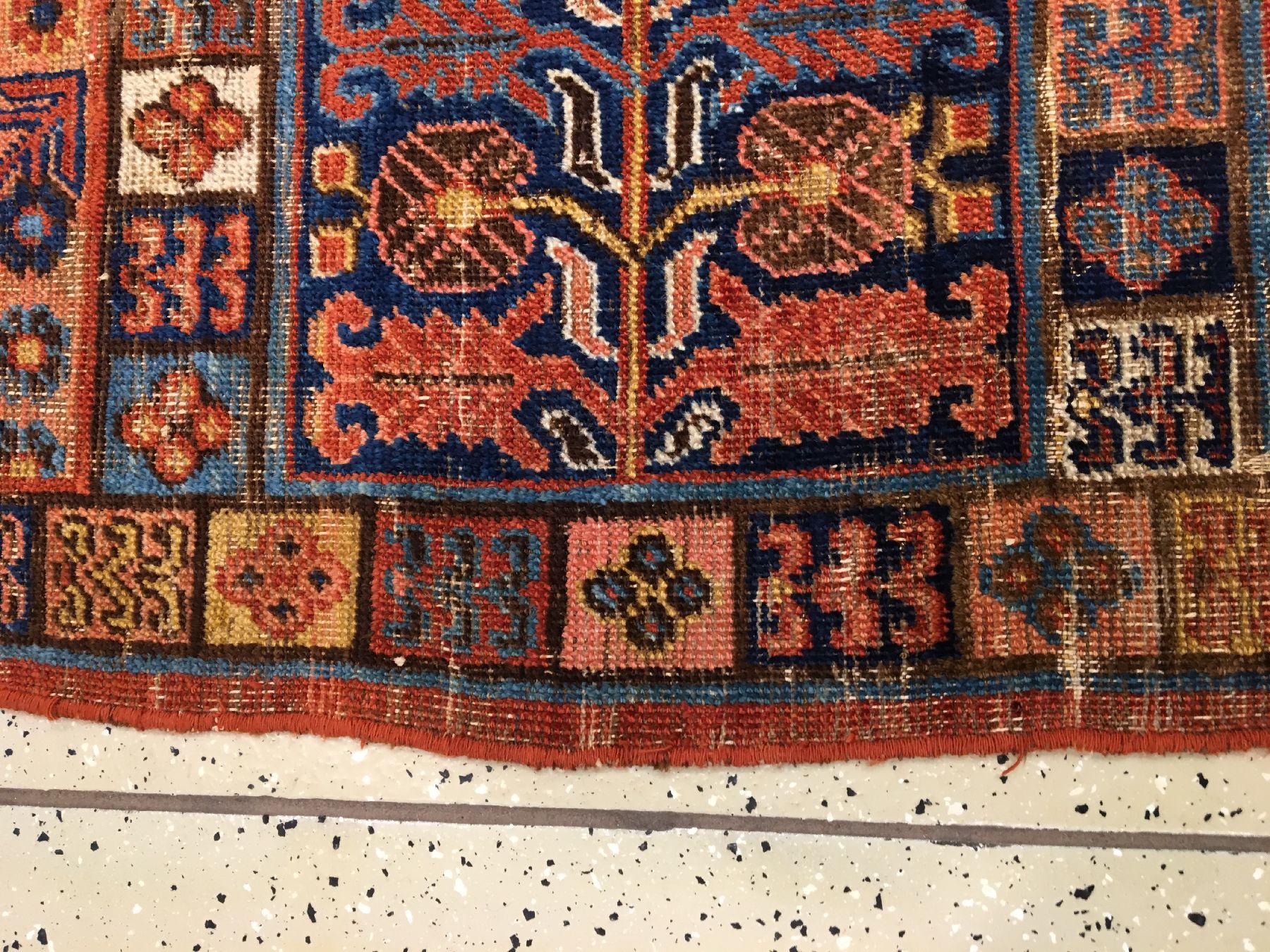 Detail h: Seltener Khotan "Saf" antik, Ostturkestan, Ende 18.Jhd., Wolle geknüpft auf Baumwolle. Früher und feiner Khotan mit Saf-Muster und zehn ...