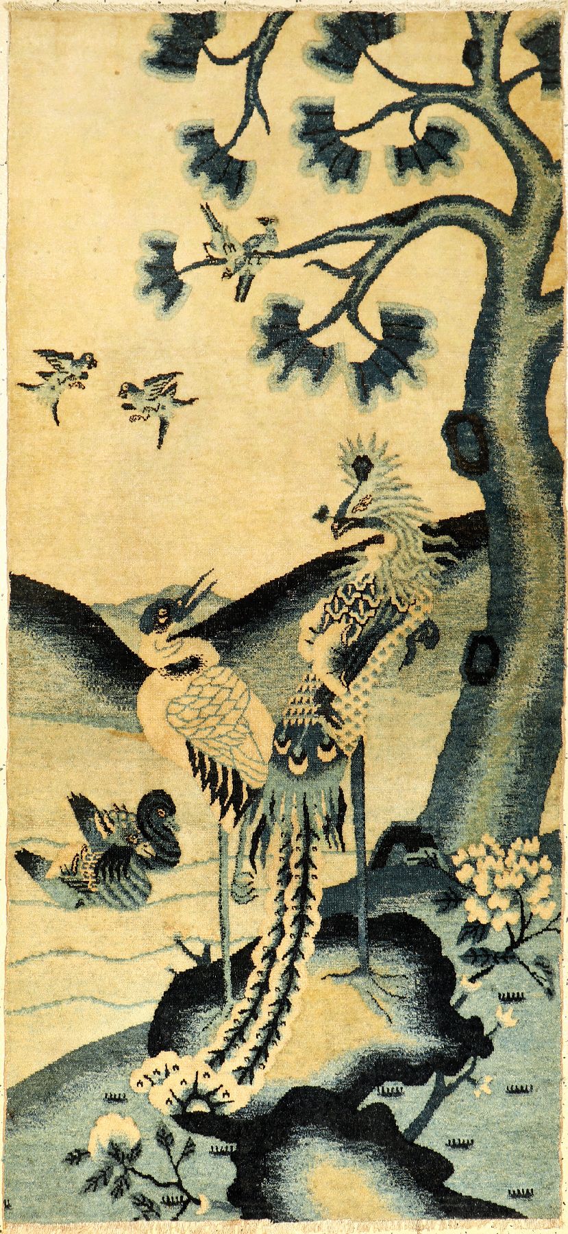 Feiner Peking "Wandteppich" antik (Phönyx), Nordostchina, 19.Jhd., Wolle geknüpft auf Baumwolle. Dekorativer Bildteppich in feiner ...