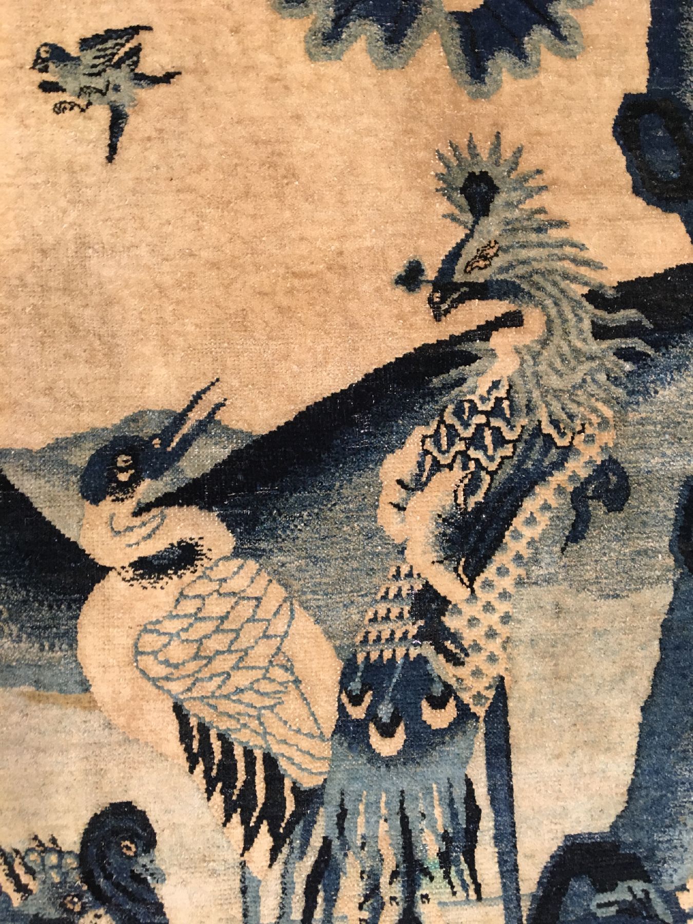 Detail c: Feiner Peking "Wandteppich" antik (Phönyx), Nordostchina, 19.Jhd., Wolle geknüpft auf Baumwolle. Dekorativer Bildteppich in feiner ...