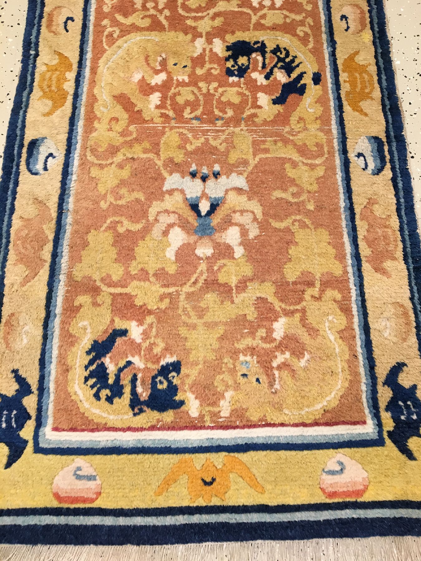 Detail a: Ning-Hsia "Galerie" antik (Fo Hunde), Westchina, 19.Jhd., Wolle geknüpft auf Baumwolle. Dekorativer Ning-Hsia mit Ying & Yang Medaillon ...