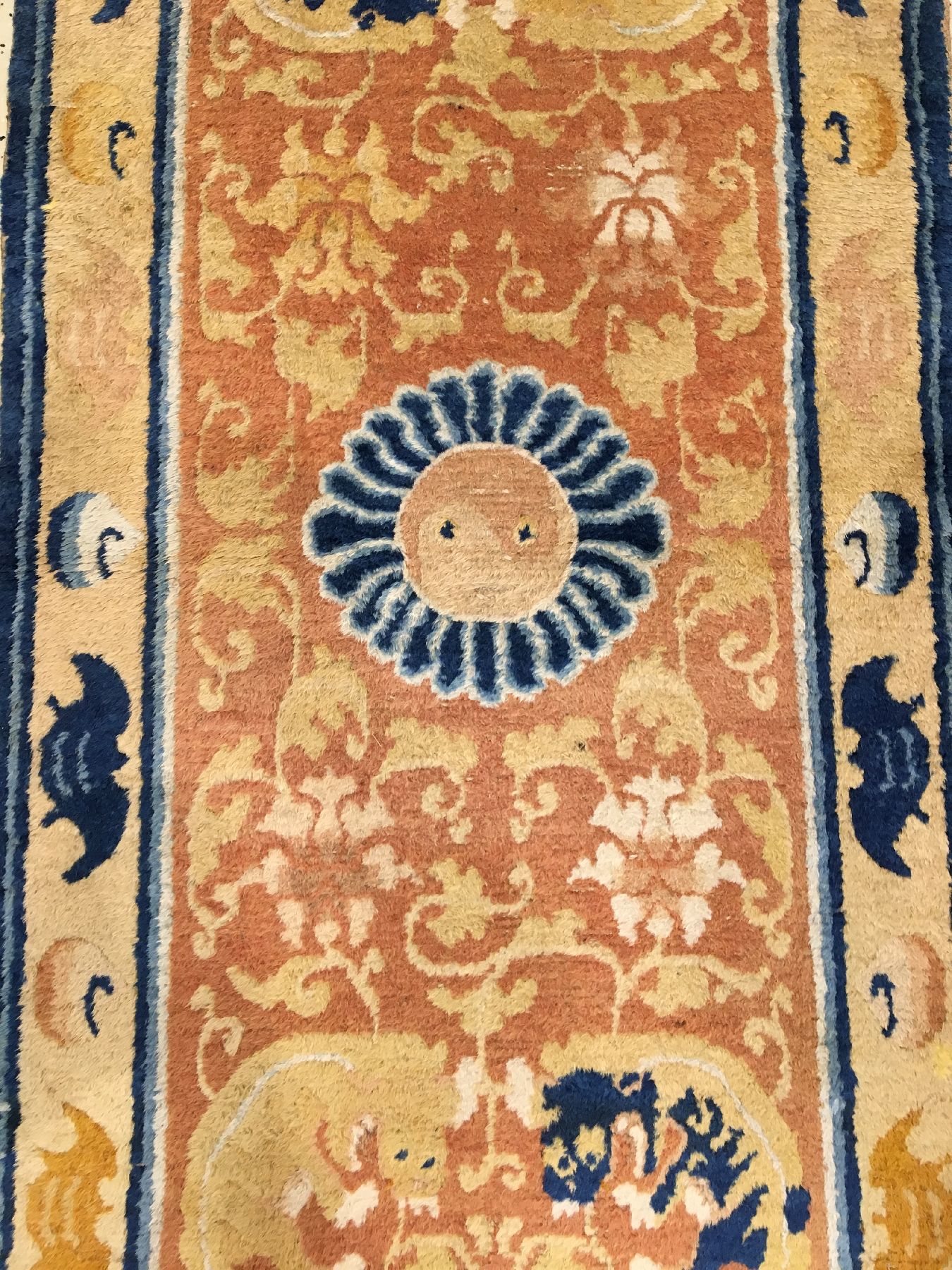 Detail b: Ning-Hsia "Galerie" antik (Fo Hunde), Westchina, 19.Jhd., Wolle geknüpft auf Baumwolle. Dekorativer Ning-Hsia mit Ying & Yang Medaillon ...