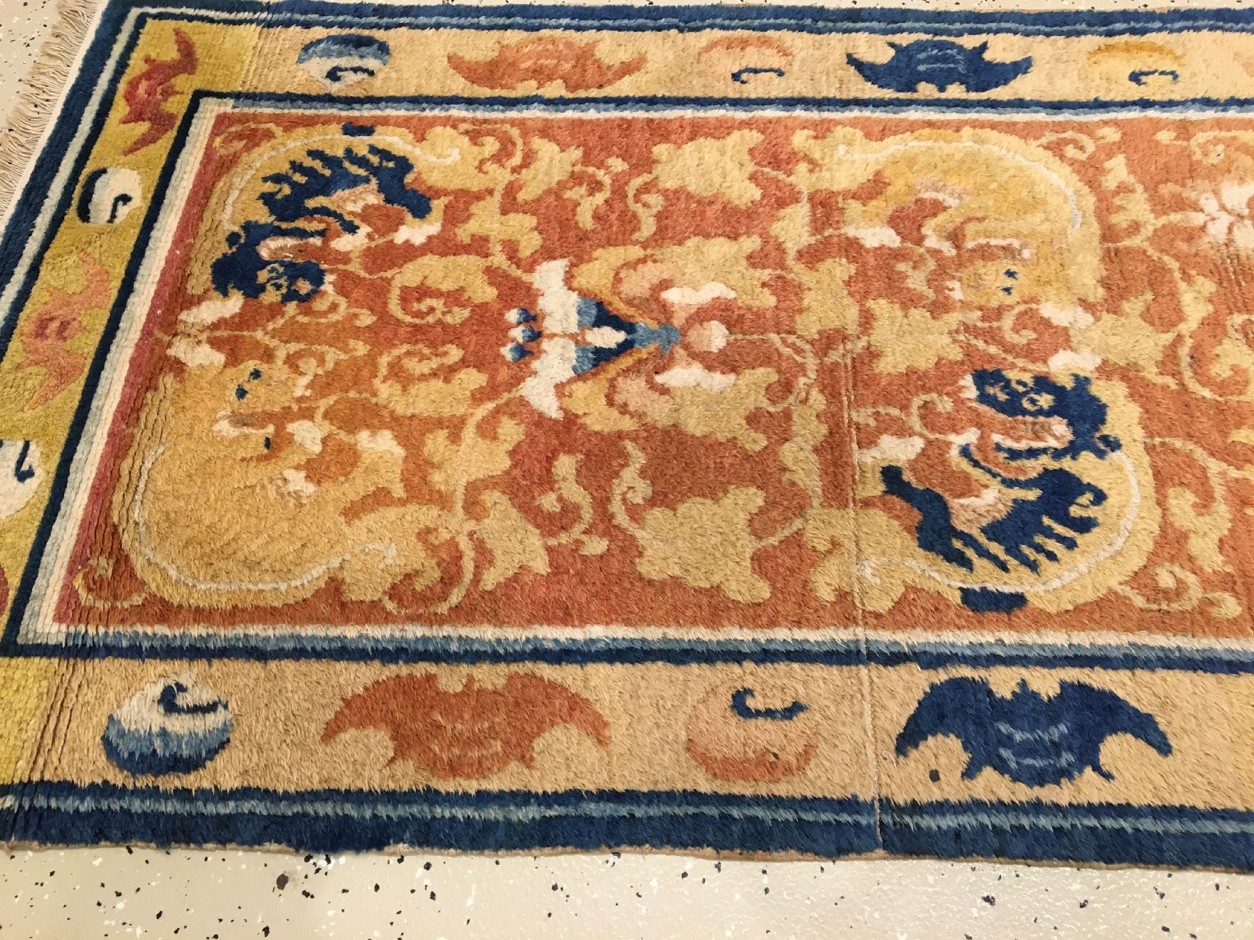 Detail c: Ning-Hsia "Galerie" antik (Fo Hunde), Westchina, 19.Jhd., Wolle geknüpft auf Baumwolle. Dekorativer Ning-Hsia mit Ying & Yang Medaillon ...