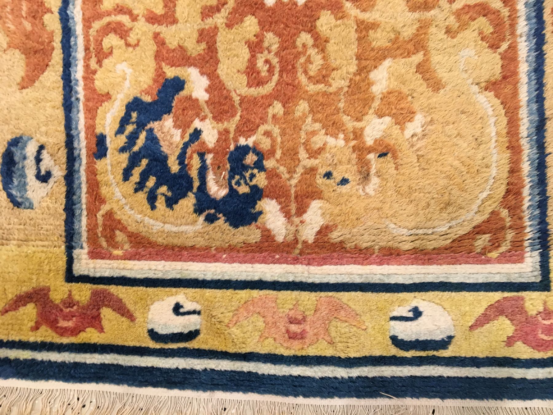 Detail g: Ning-Hsia "Galerie" antik (Fo Hunde), Westchina, 19.Jhd., Wolle geknüpft auf Baumwolle. Dekorativer Ning-Hsia mit Ying & Yang Medaillon ...