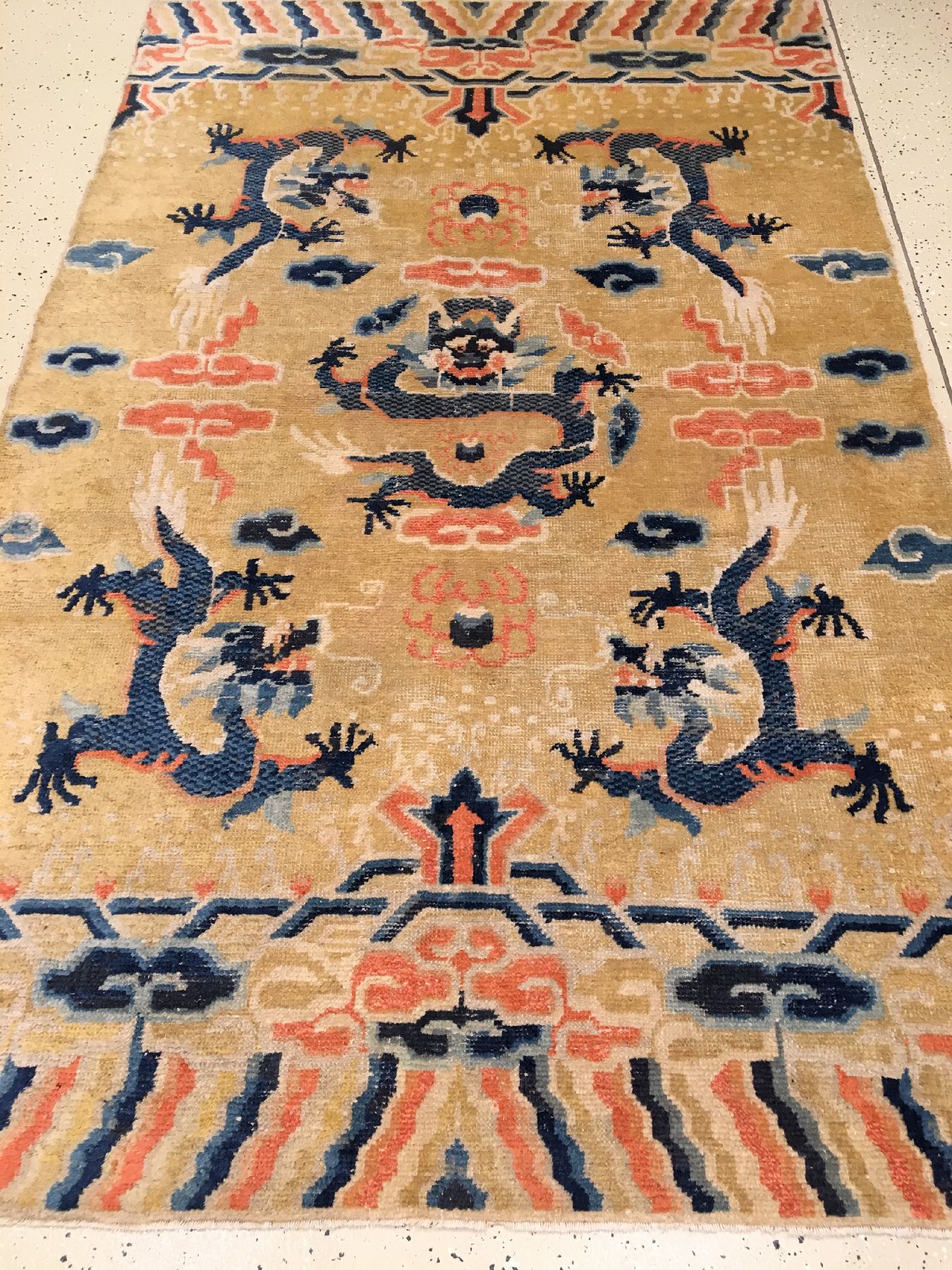 Detail a: Gelber Ning-Hsia "Wandbehang" antik (Drachenteppich), Westchina, 19.Jhd., Wolle geknüpft auf Baumwolle. Seltener Ning-Hsia mit fünf ...