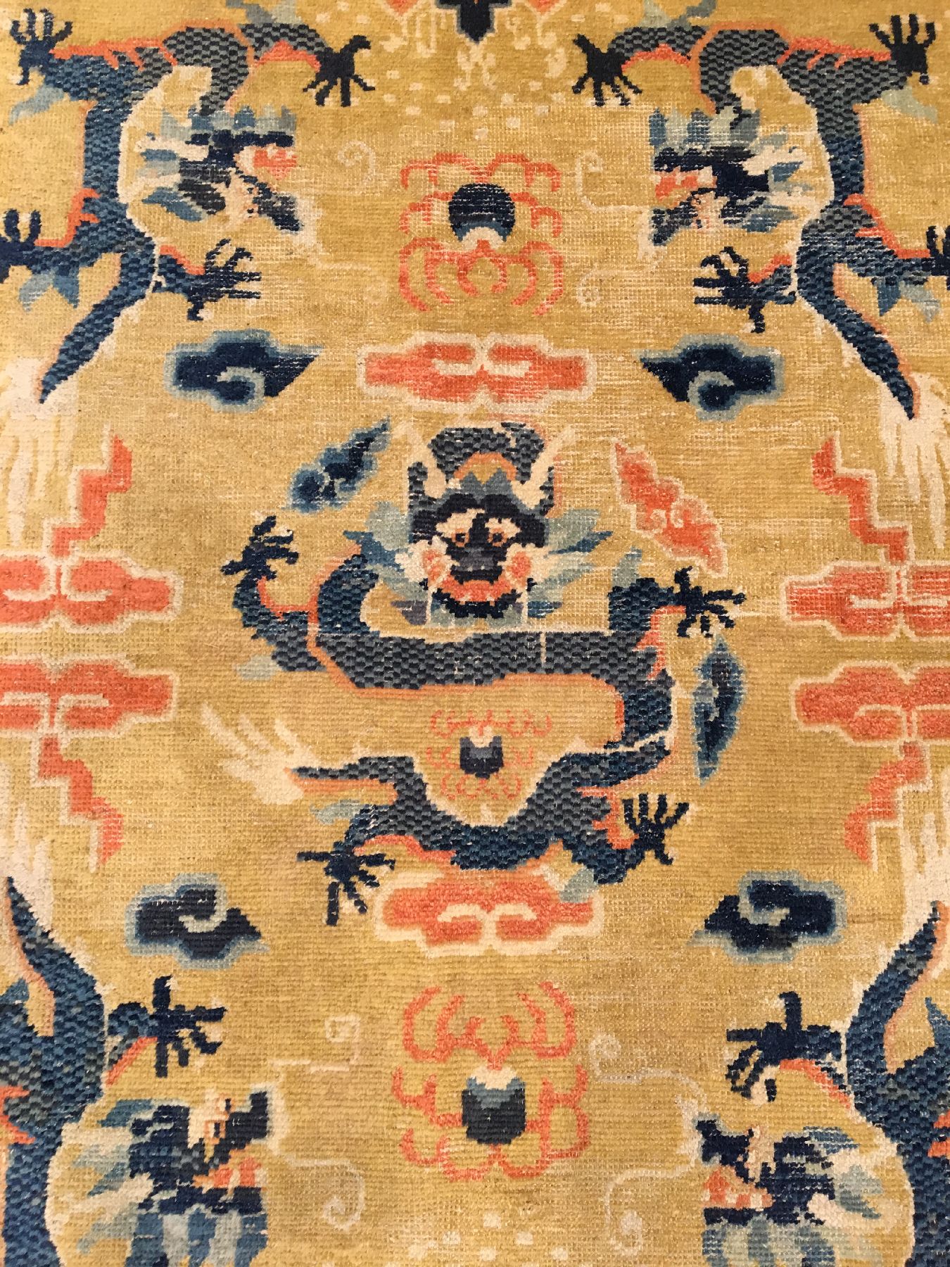 Detail b: Gelber Ning-Hsia "Wandbehang" antik (Drachenteppich), Westchina, 19.Jhd., Wolle geknüpft auf Baumwolle. Seltener Ning-Hsia mit fünf ...