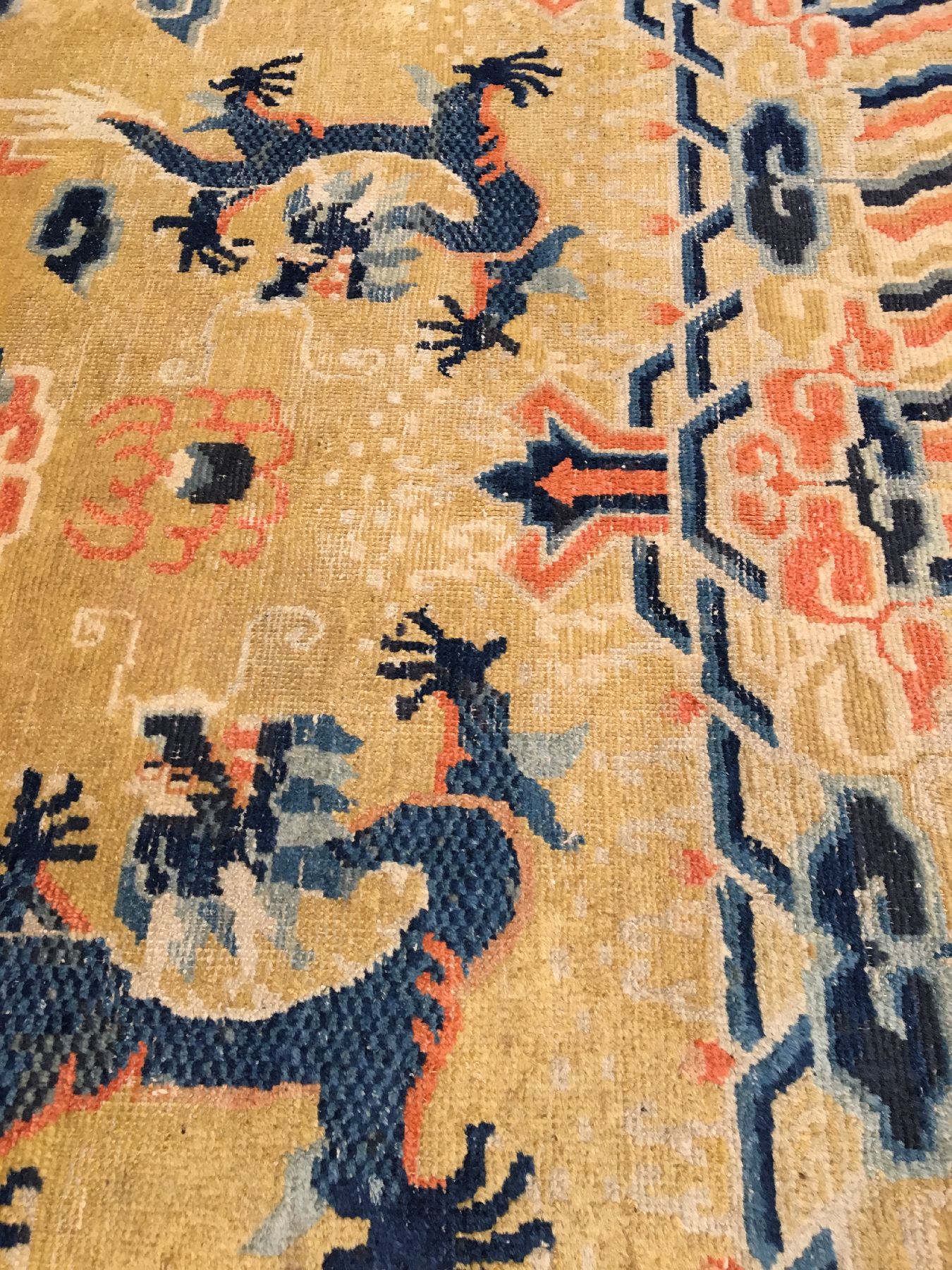 Detail d: Gelber Ning-Hsia "Wandbehang" antik (Drachenteppich), Westchina, 19.Jhd., Wolle geknüpft auf Baumwolle. Seltener Ning-Hsia mit fünf ...