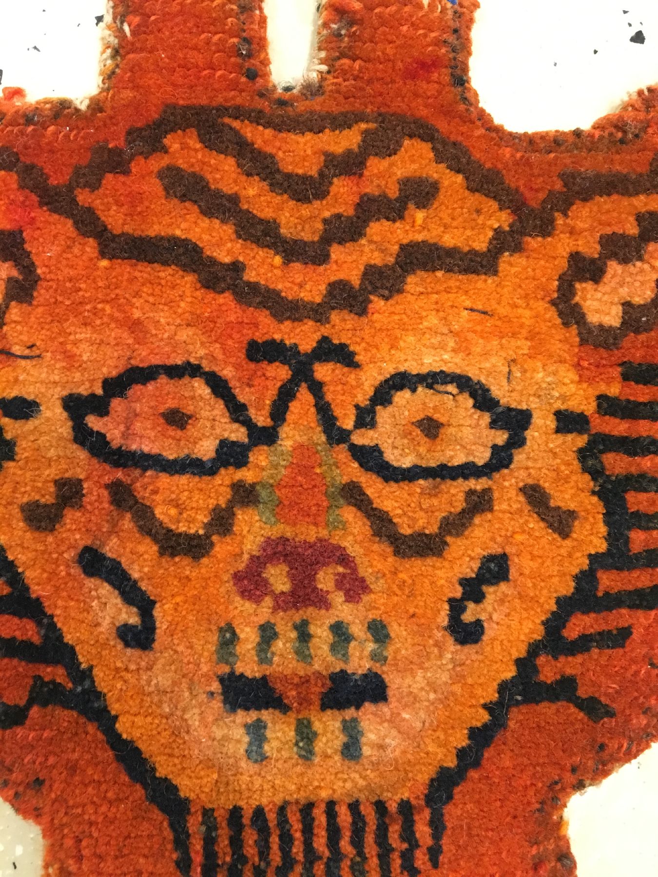 Detail b: Seltener "Tier-Kopfschmuck" antik "Tiger" (Publiziert bei Eberhart Herrmann), Südtibet, um 1900, Wolle geknüpft auf Wolle. ...