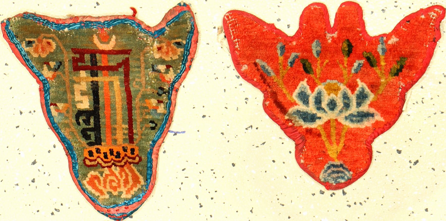 (2 Lots) Schigatse "Tier-Kopfschmuck" antik, Südtibet, um 1900, Wolle geknüpft auf Wolle. Seltener Tierschmuck der tibeter mit Lotus ...