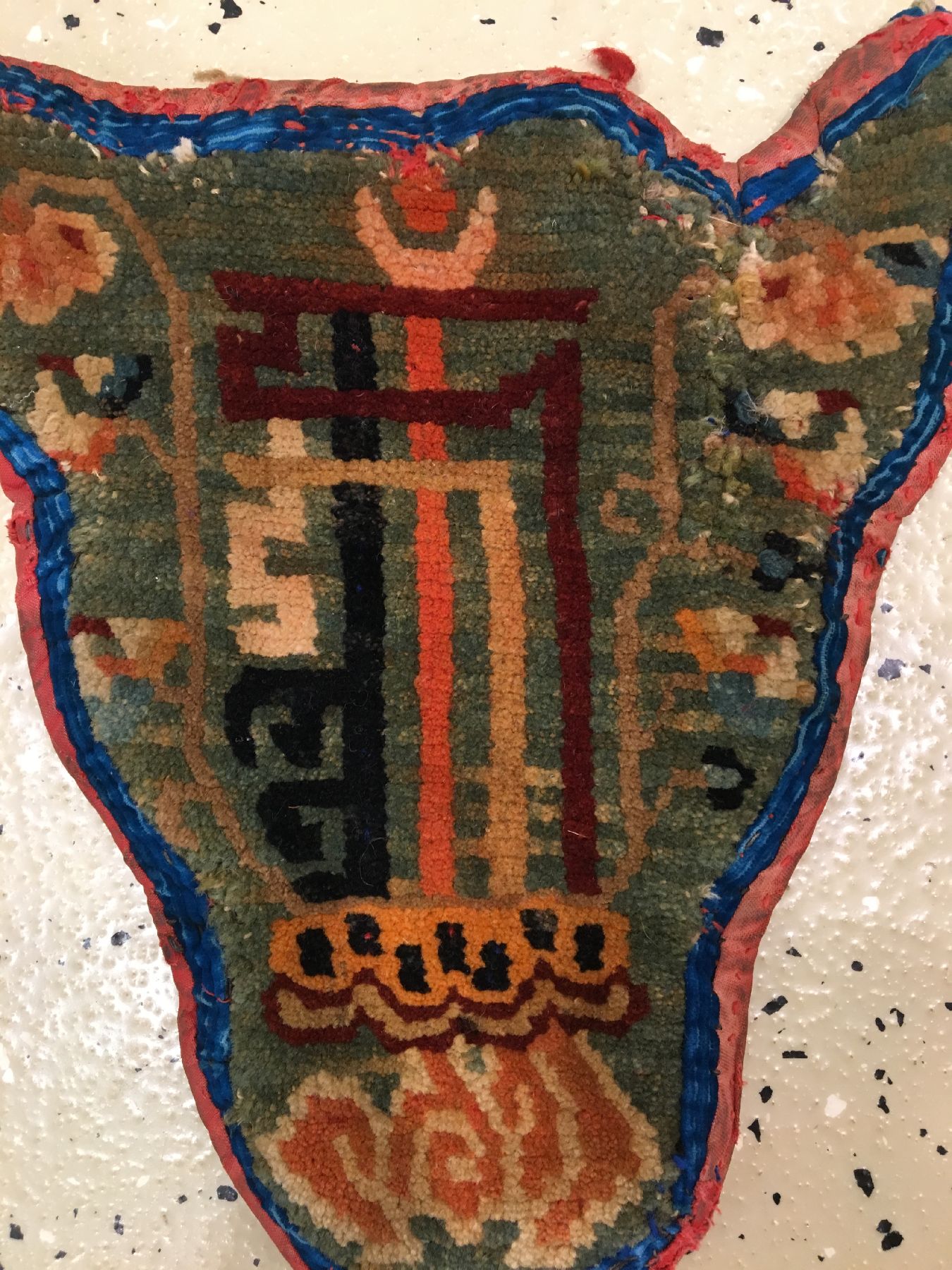 Detail a: (2 Lots) Schigatse "Tier-Kopfschmuck" antik, Südtibet, um 1900, Wolle geknüpft auf Wolle. Seltener Tierschmuck der tibeter mit Lotus ...