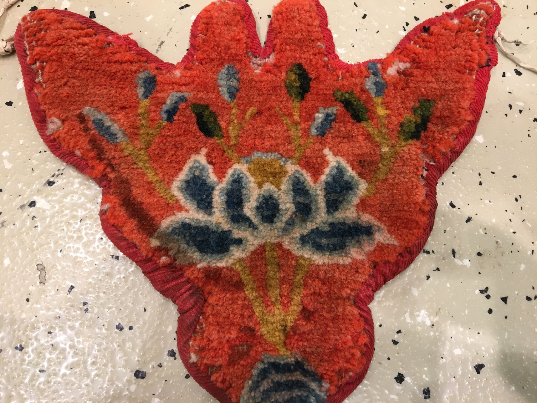 Detail b: (2 Lots) Schigatse "Tier-Kopfschmuck" antik, Südtibet, um 1900, Wolle geknüpft auf Wolle. Seltener Tierschmuck der tibeter mit Lotus ...