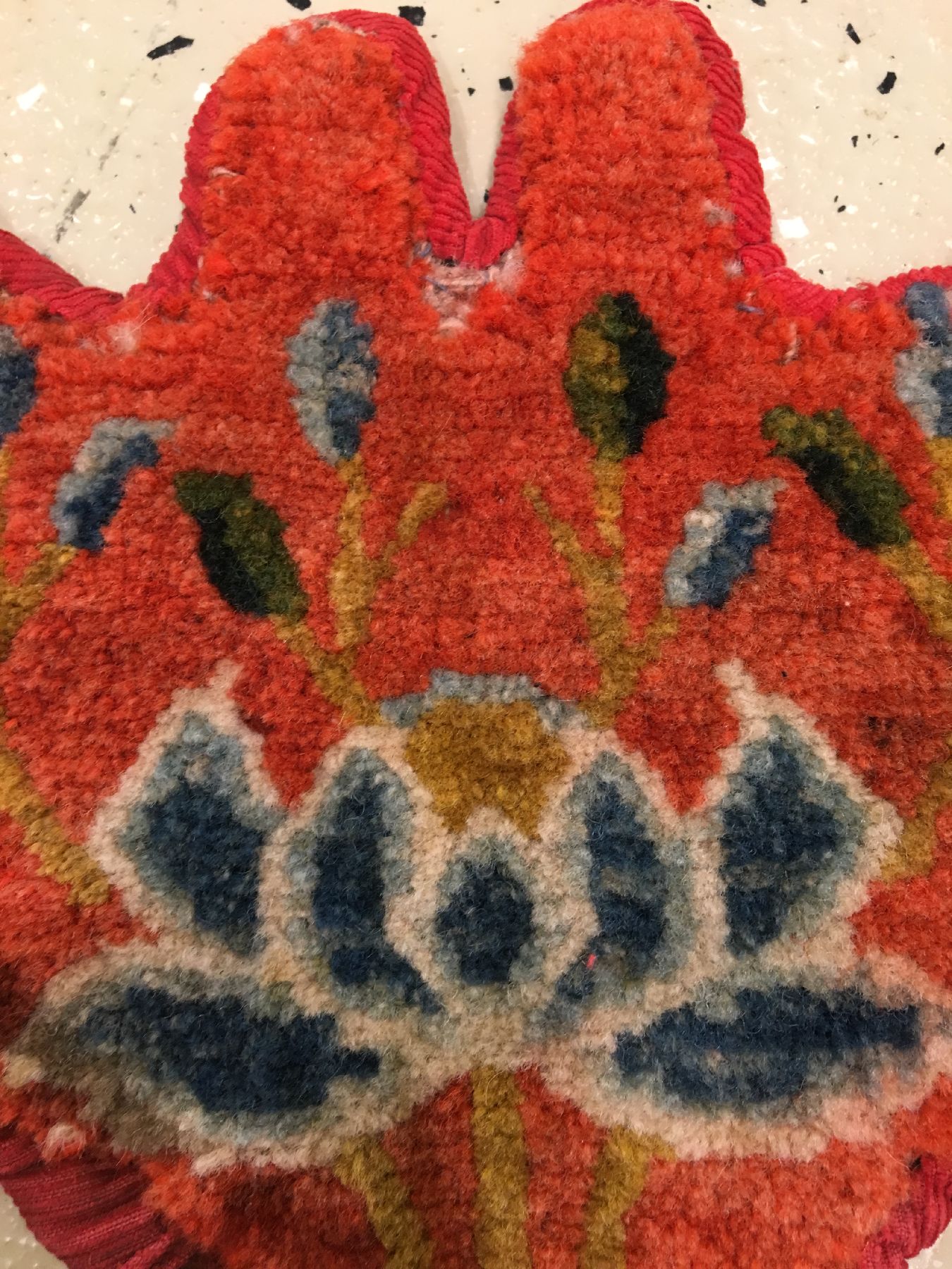 Detail c: (2 Lots) Schigatse "Tier-Kopfschmuck" antik, Südtibet, um 1900, Wolle geknüpft auf Wolle. Seltener Tierschmuck der tibeter mit Lotus ...