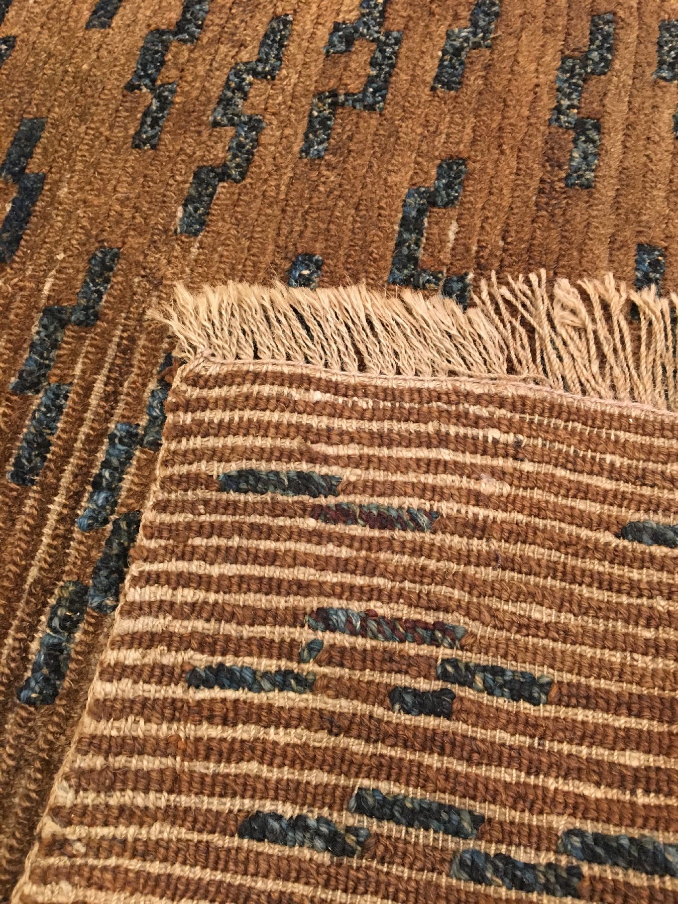 Detail e: Tibetischer "Tigerteppich" antik, Südtibet, 19.Jhd., Wolle geknüpft auf Wolle. Rarer Meditationsteppich der tibeter im Tigerfell-Typus. ...