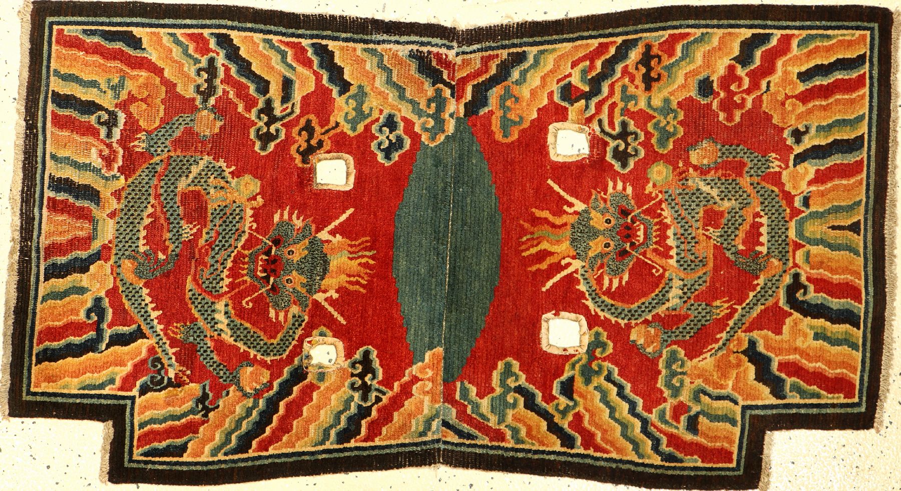 Seltener tibetischer "Makden" antik (Drachen), Südtibet, Ende 19.Jhd., Wolle geknüpft auf Wolle. Rarer Sattel mit Drachen Design und ...