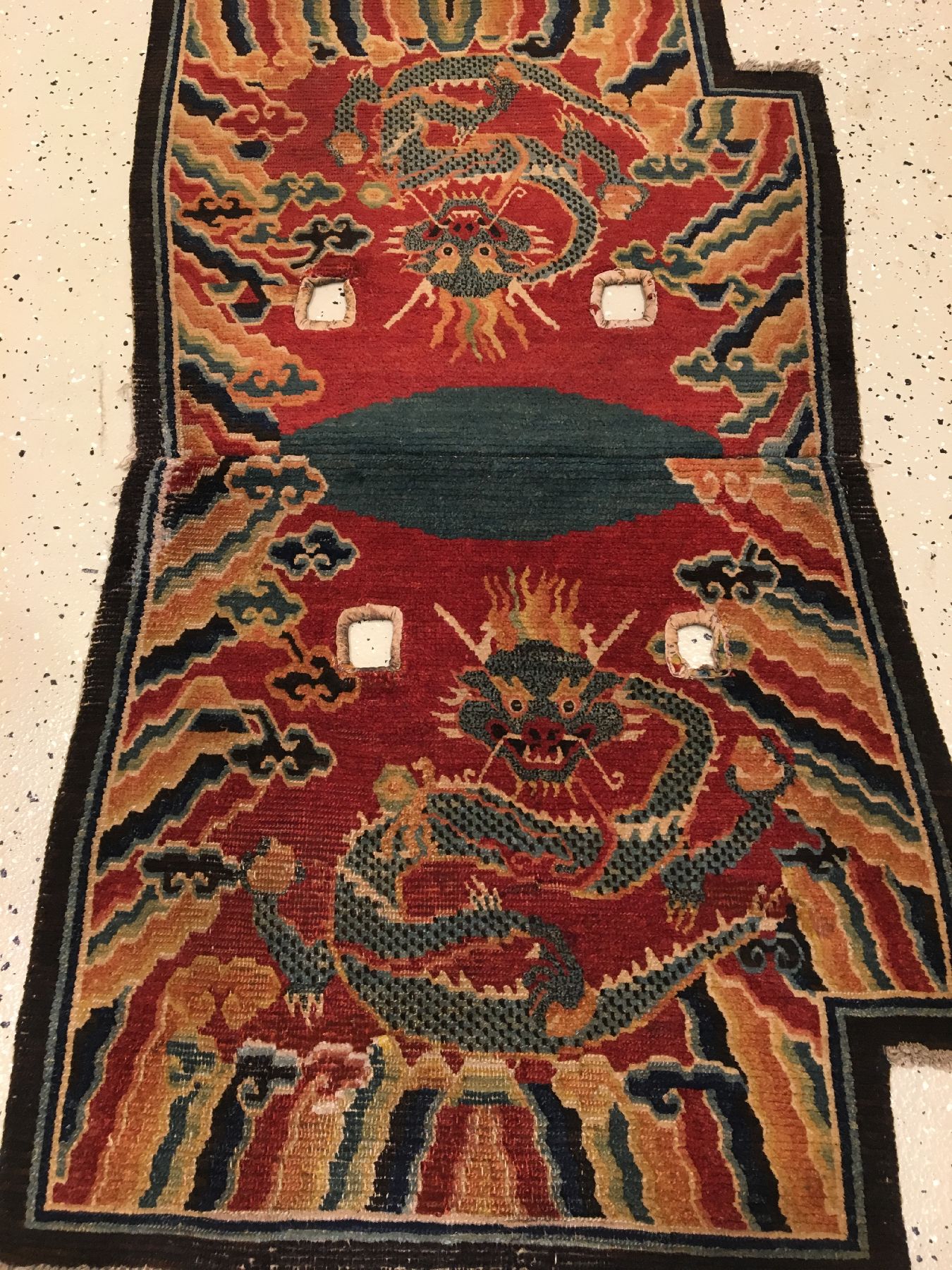 Detail a: Seltener tibetischer "Makden" antik (Drachen), Südtibet, Ende 19.Jhd., Wolle geknüpft auf Wolle. Rarer Sattel mit Drachen Design und ...