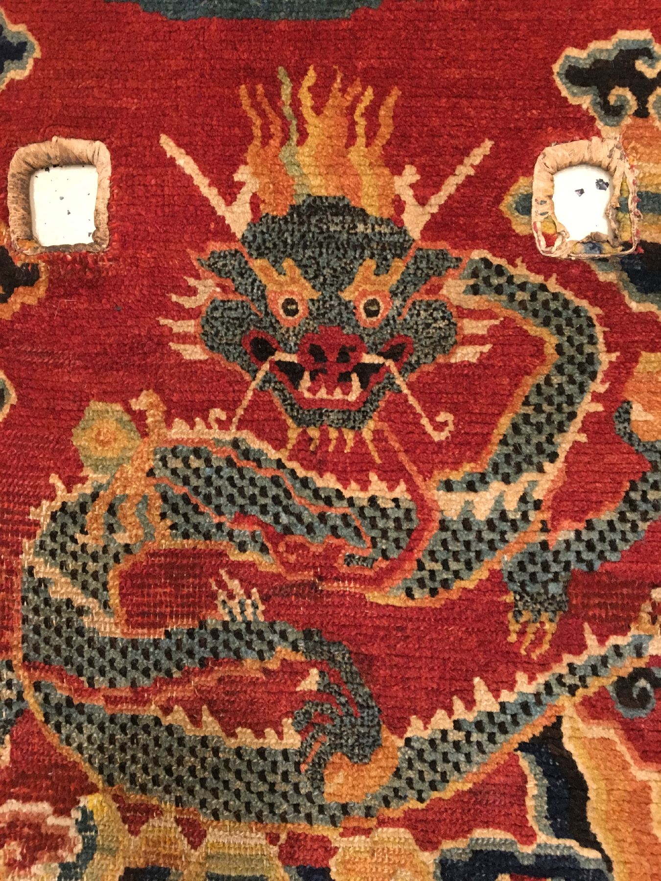 Detail b: Seltener tibetischer "Makden" antik (Drachen), Südtibet, Ende 19.Jhd., Wolle geknüpft auf Wolle. Rarer Sattel mit Drachen Design und ...