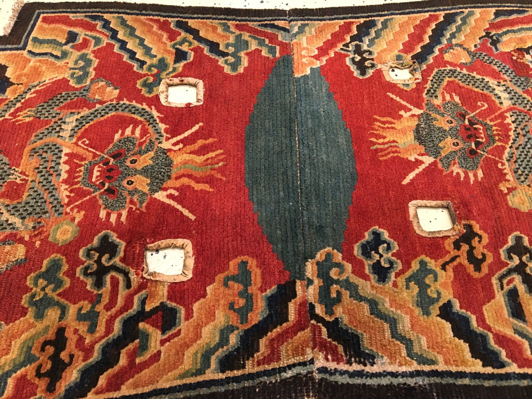 Detail c: Seltener tibetischer "Makden" antik (Drachen), Südtibet, Ende 19.Jhd., Wolle geknüpft auf Wolle. Rarer Sattel mit Drachen Design und ...