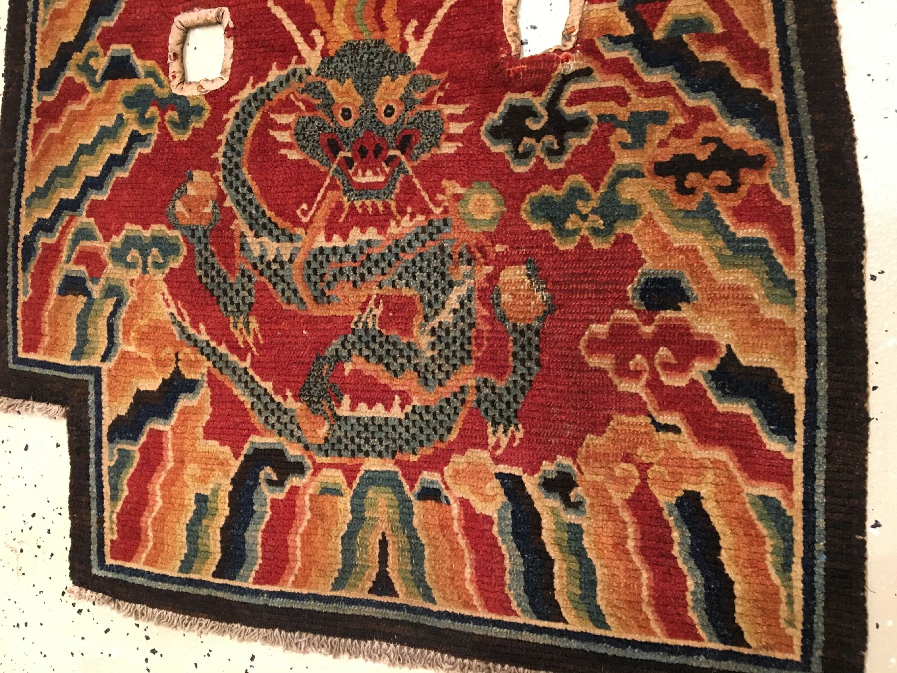Detail d: Seltener tibetischer "Makden" antik (Drachen), Südtibet, Ende 19.Jhd., Wolle geknüpft auf Wolle. Rarer Sattel mit Drachen Design und ...