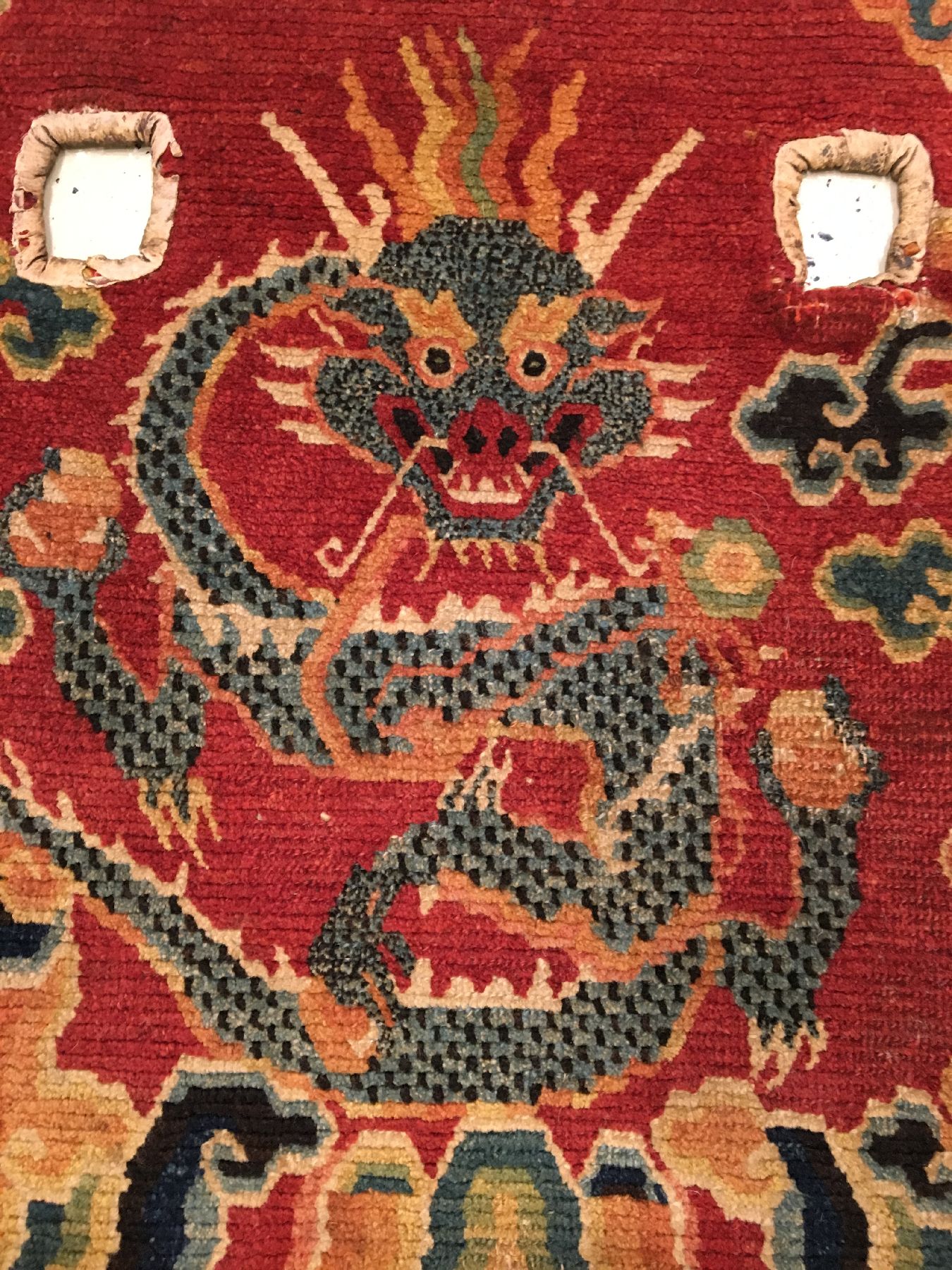 Detail e: Seltener tibetischer "Makden" antik (Drachen), Südtibet, Ende 19.Jhd., Wolle geknüpft auf Wolle. Rarer Sattel mit Drachen Design und ...
