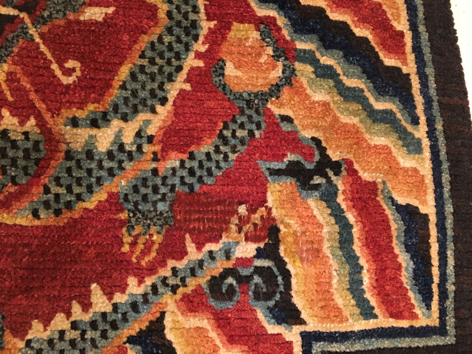 Detail h: Seltener tibetischer "Makden" antik (Drachen), Südtibet, Ende 19.Jhd., Wolle geknüpft auf Wolle. Rarer Sattel mit Drachen Design und ...