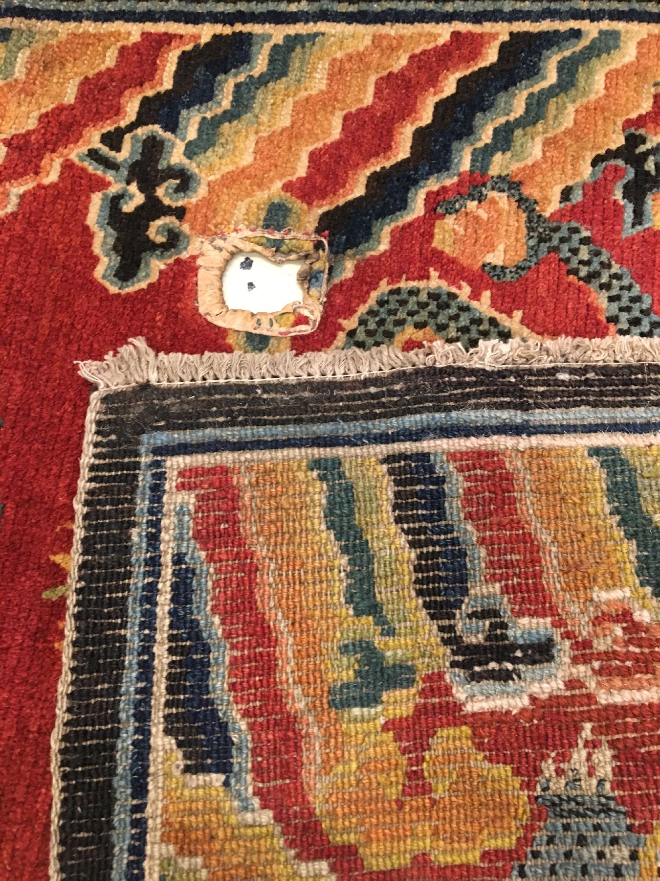Detail i: Seltener tibetischer "Makden" antik (Drachen), Südtibet, Ende 19.Jhd., Wolle geknüpft auf Wolle. Rarer Sattel mit Drachen Design und ...
