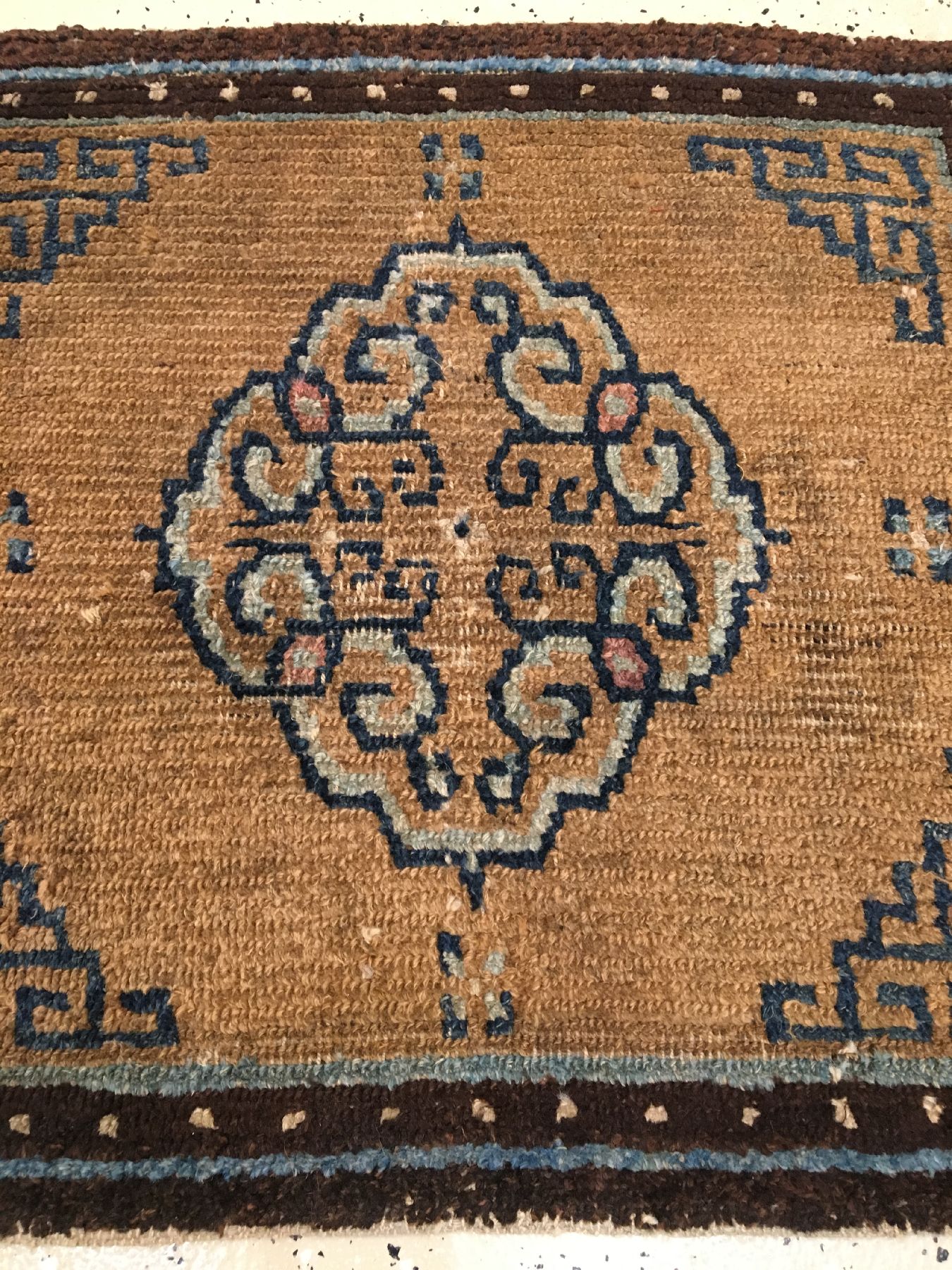 Detail a: Tibetischer "Khagangma" antik, Südtibet, 1.Hälfte 19.Jhd., Wolle geknüpft auf Wolle. Früher Sitzteppich der tibeter mit Medaillon, ca. ...