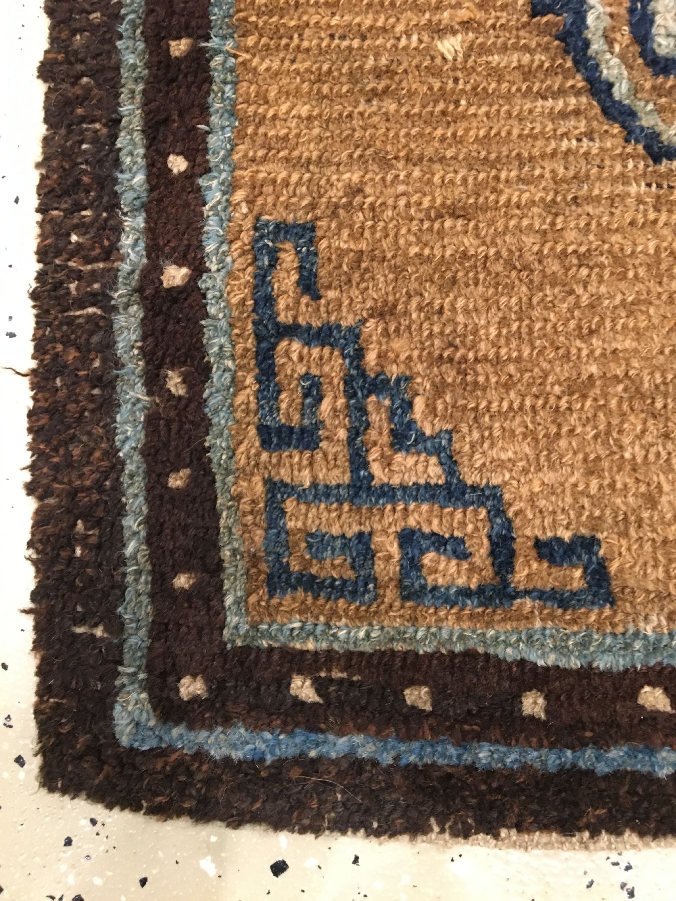 Detail b: Tibetischer "Khagangma" antik, Südtibet, 1.Hälfte 19.Jhd., Wolle geknüpft auf Wolle. Früher Sitzteppich der tibeter mit Medaillon, ca. ...