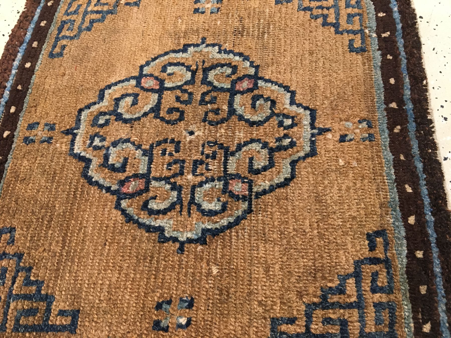 Detail c: Tibetischer "Khagangma" antik, Südtibet, 1.Hälfte 19.Jhd., Wolle geknüpft auf Wolle. Früher Sitzteppich der tibeter mit Medaillon, ca. ...