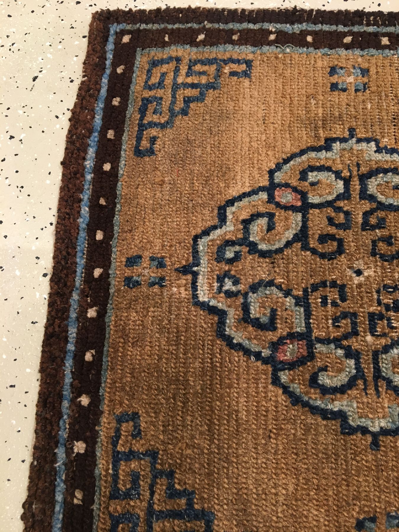 Detail d: Tibetischer "Khagangma" antik, Südtibet, 1.Hälfte 19.Jhd., Wolle geknüpft auf Wolle. Früher Sitzteppich der tibeter mit Medaillon, ca. ...