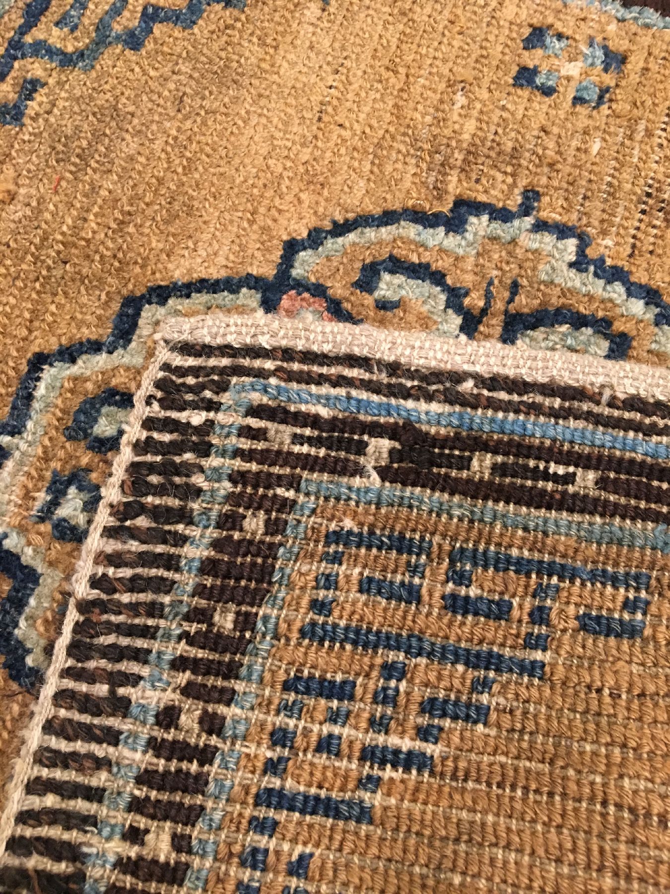 Detail e: Tibetischer "Khagangma" antik, Südtibet, 1.Hälfte 19.Jhd., Wolle geknüpft auf Wolle. Früher Sitzteppich der tibeter mit Medaillon, ca. ...