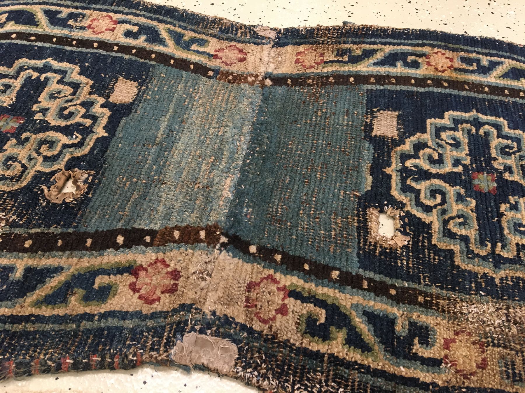 Detail a: Früher tibetischer "Makden" antik, Tibet, 1.Hälfte 19.Jhd., Wolle geknüpft auf Wolle. Seltener Sattel mit Wolkenband-Medaillons, ca. ...