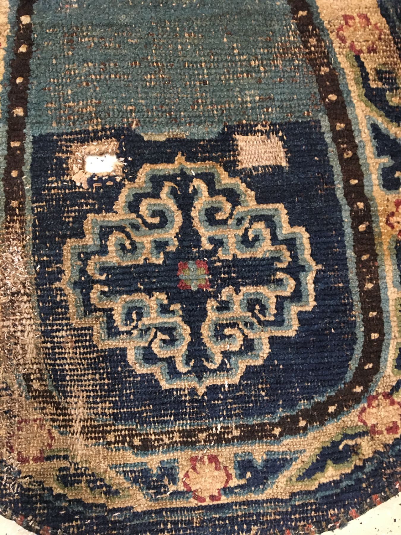 Detail b: Früher tibetischer "Makden" antik, Tibet, 1.Hälfte 19.Jhd., Wolle geknüpft auf Wolle. Seltener Sattel mit Wolkenband-Medaillons, ca. ...