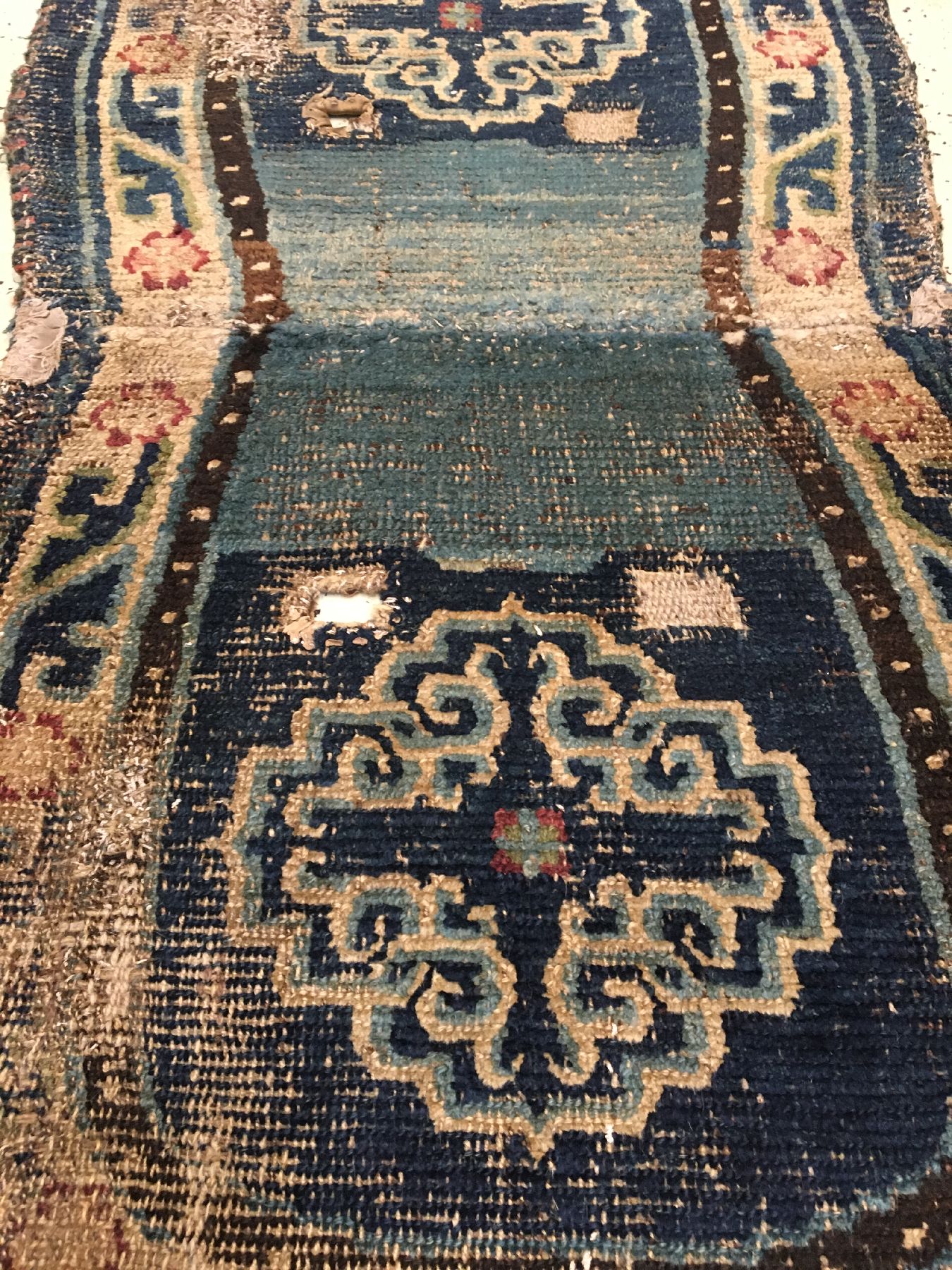 Detail d: Früher tibetischer "Makden" antik, Tibet, 1.Hälfte 19.Jhd., Wolle geknüpft auf Wolle. Seltener Sattel mit Wolkenband-Medaillons, ca. ...
