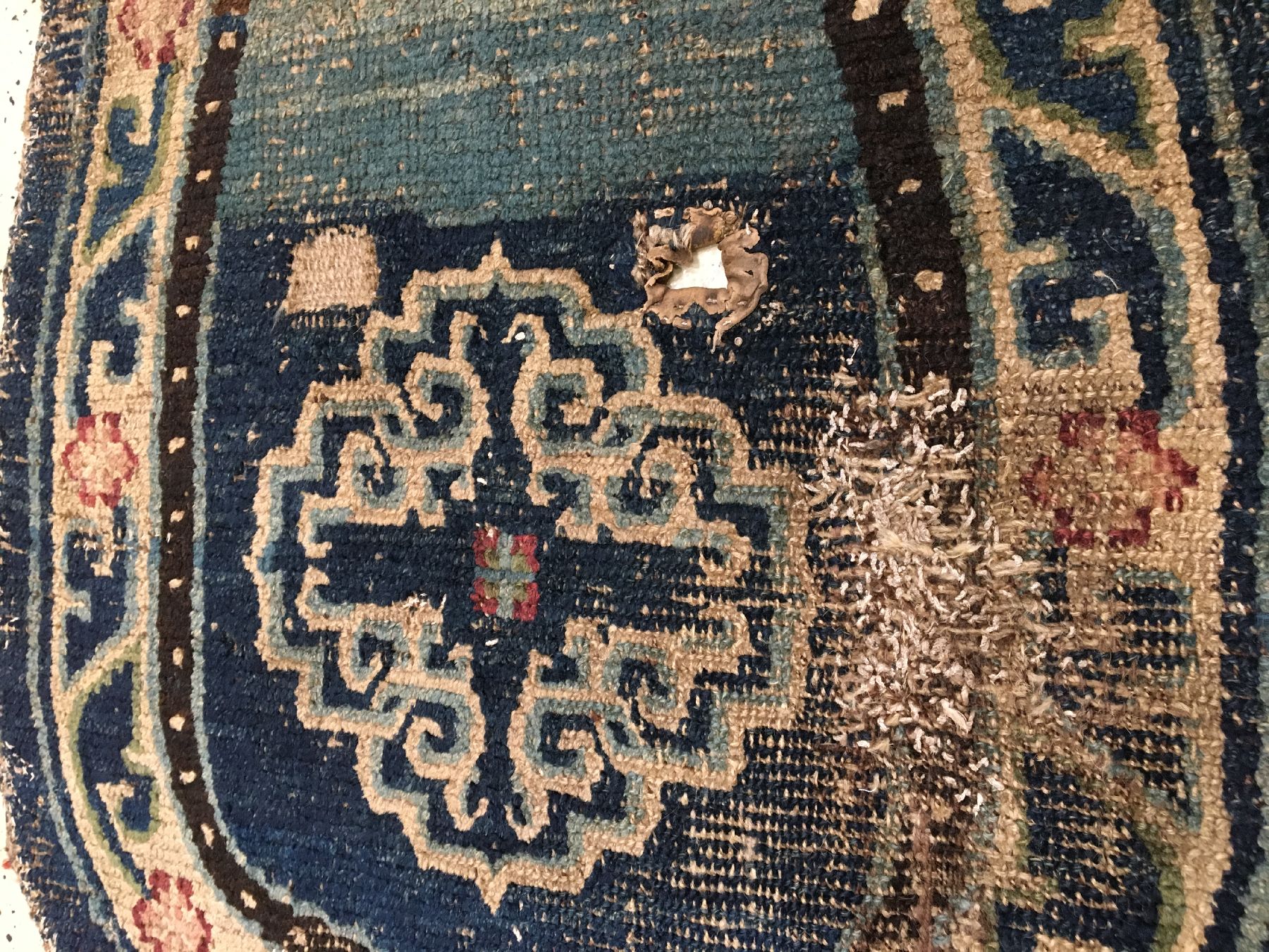 Detail e: Früher tibetischer "Makden" antik, Tibet, 1.Hälfte 19.Jhd., Wolle geknüpft auf Wolle. Seltener Sattel mit Wolkenband-Medaillons, ca. ...