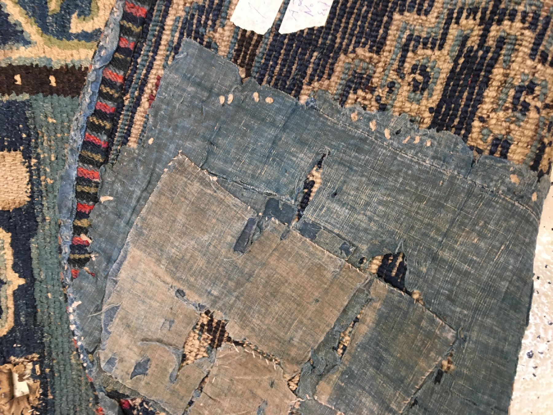 Detail h: Früher tibetischer "Makden" antik, Tibet, 1.Hälfte 19.Jhd., Wolle geknüpft auf Wolle. Seltener Sattel mit Wolkenband-Medaillons, ca. ...