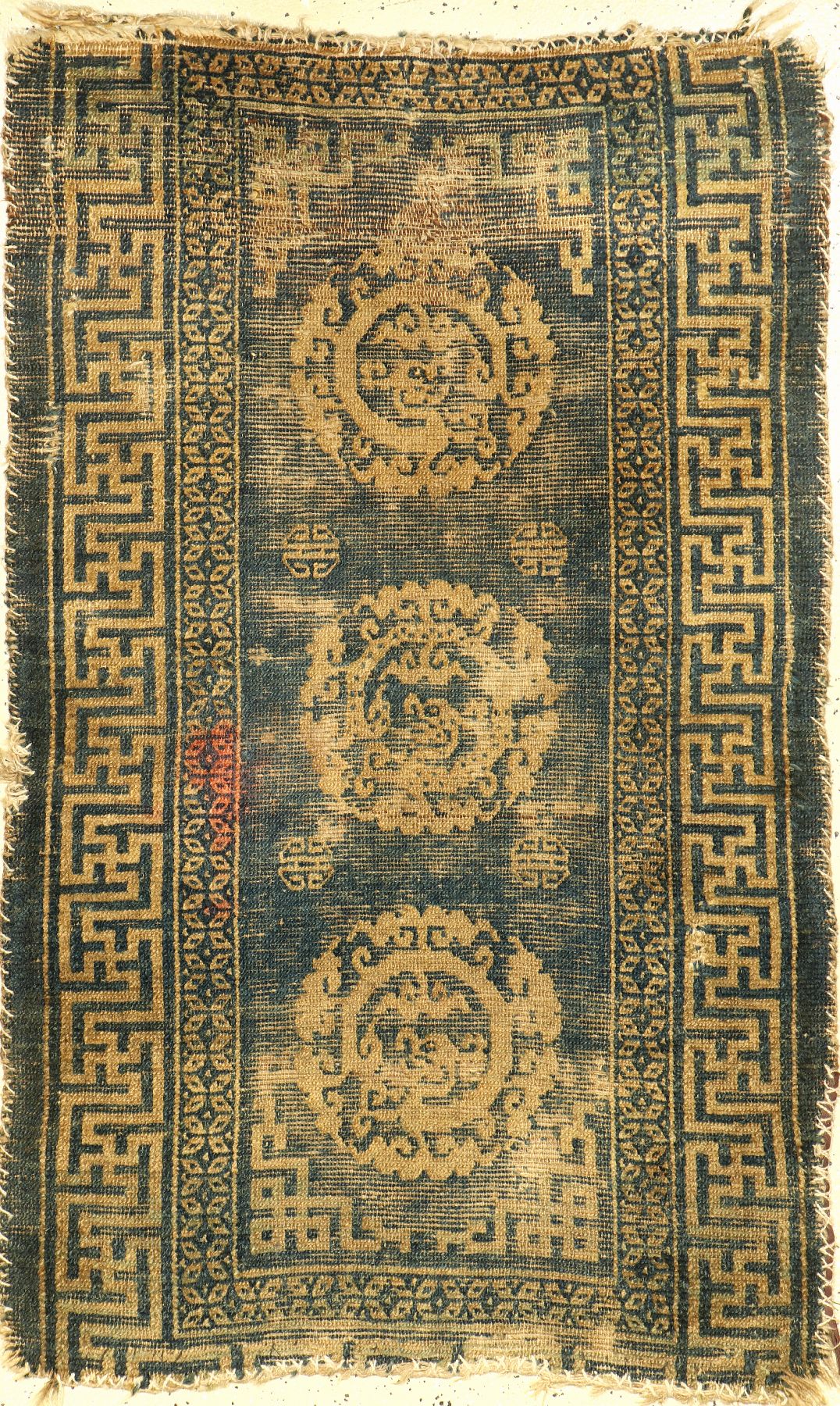 Früher tibetischer "Khaden" antik (Laubdrachen), Tibet, 18.Jhd., Wolle geknüpft auf Wolle. Seltener Khaden Meditationsteppich mit ...