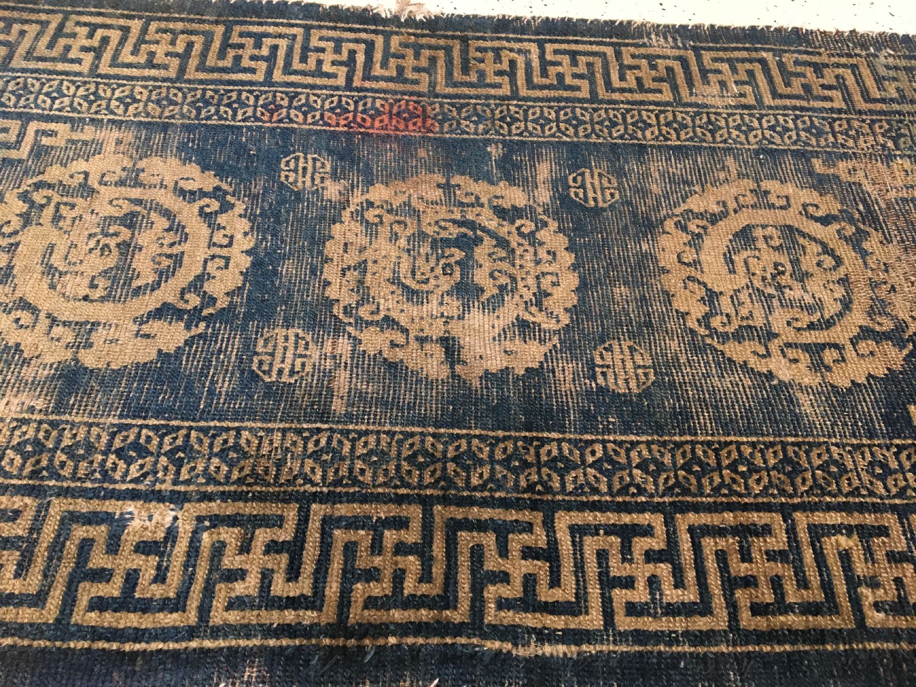 Detail b: Früher tibetischer "Khaden" antik (Laubdrachen), Tibet, 18.Jhd., Wolle geknüpft auf Wolle. Seltener Khaden Meditationsteppich mit ...