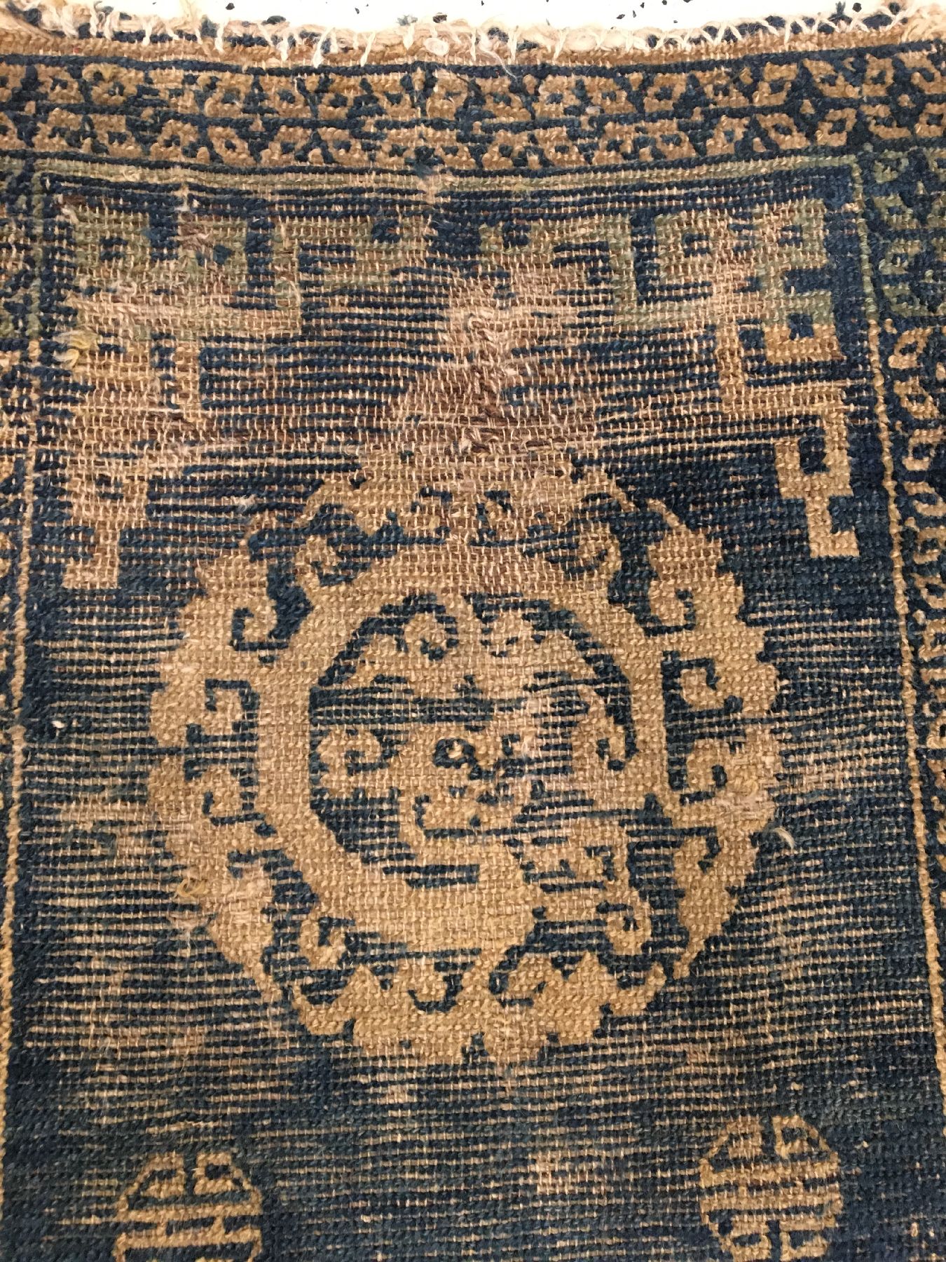 Detail c: Früher tibetischer "Khaden" antik (Laubdrachen), Tibet, 18.Jhd., Wolle geknüpft auf Wolle. Seltener Khaden Meditationsteppich mit ...