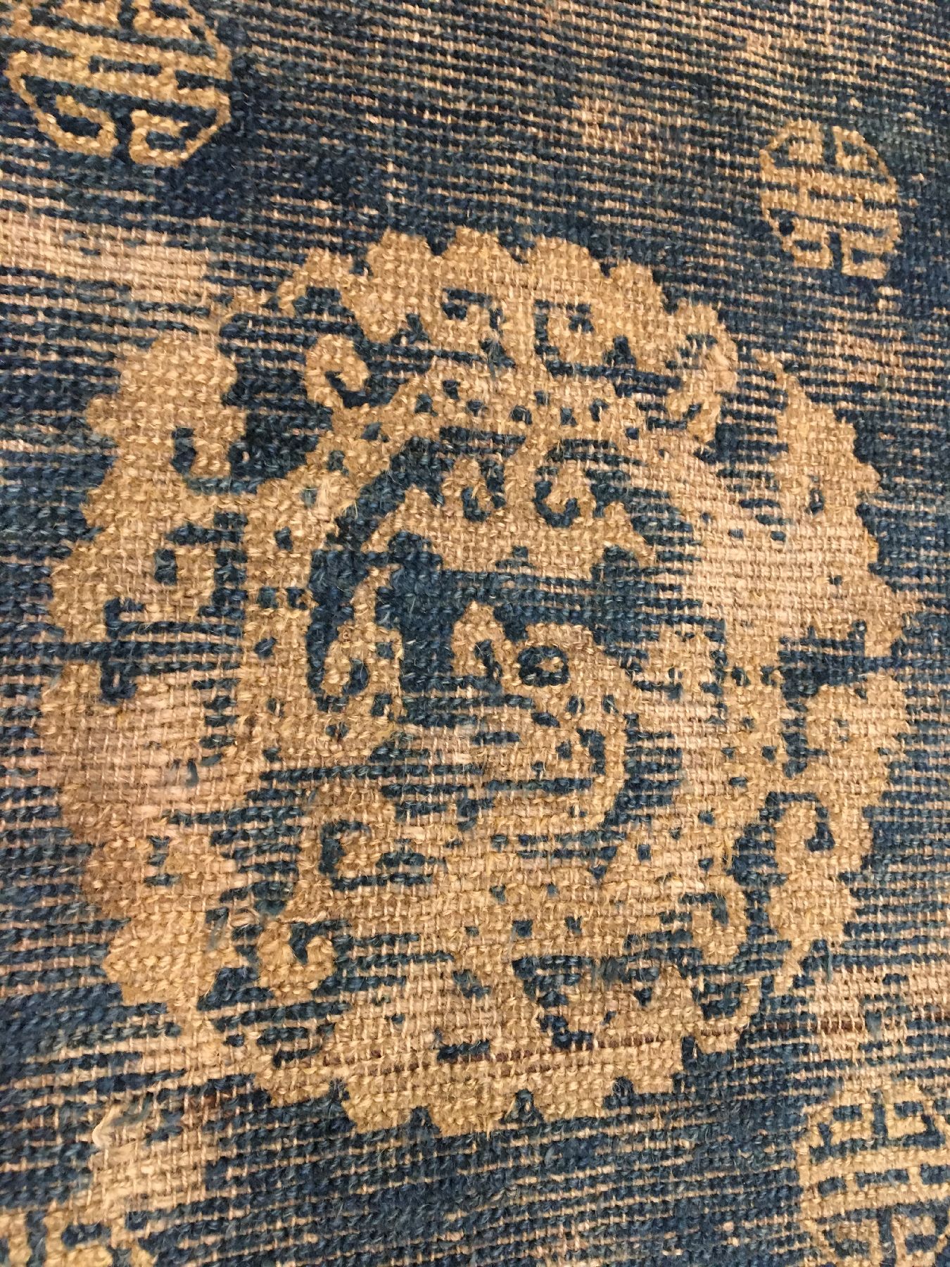 Detail d: Früher tibetischer "Khaden" antik (Laubdrachen), Tibet, 18.Jhd., Wolle geknüpft auf Wolle. Seltener Khaden Meditationsteppich mit ...