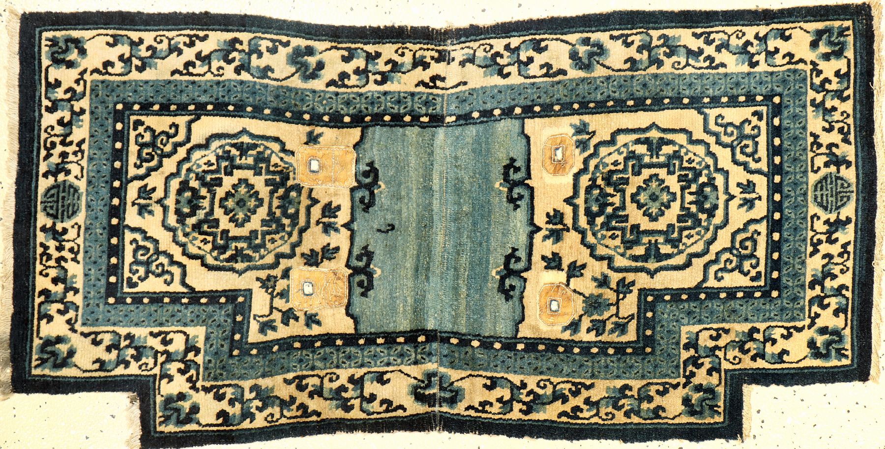 Feiner tibetischer "Makden" antik, Tibet, 19.Jhd., Wolle geknüpft auf Wolle. Himmelblauer Sattel mit Shou Motiven (langlebigkeit), ca. ...