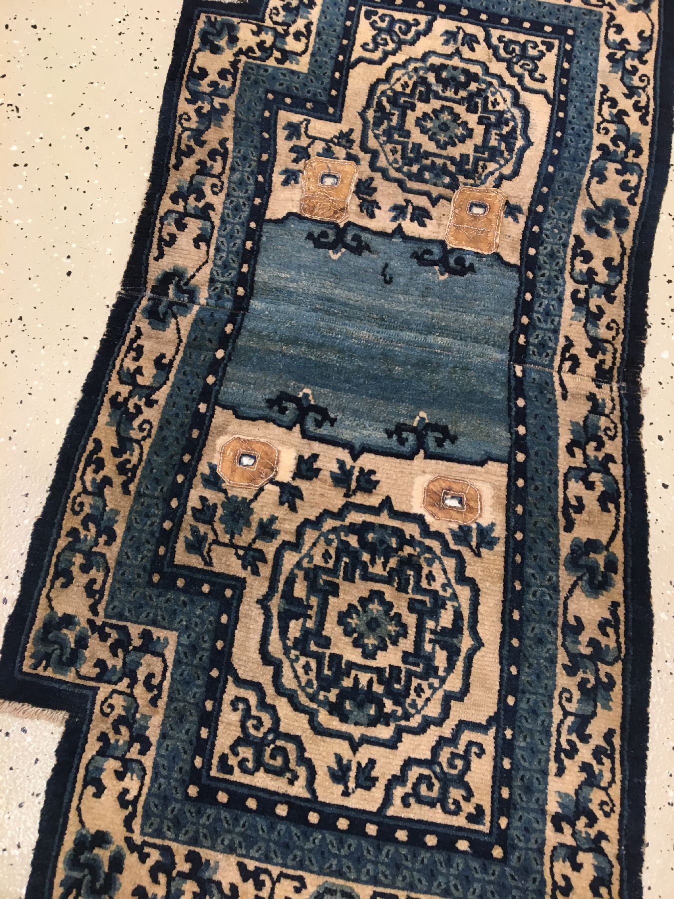 Detail a: Feiner tibetischer "Makden" antik, Tibet, 19.Jhd., Wolle geknüpft auf Wolle. Himmelblauer Sattel mit Shou Motiven (langlebigkeit), ca. ...