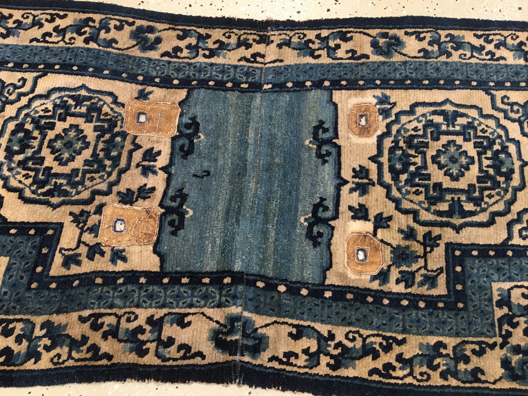 Detail b: Feiner tibetischer "Makden" antik, Tibet, 19.Jhd., Wolle geknüpft auf Wolle. Himmelblauer Sattel mit Shou Motiven (langlebigkeit), ca. ...