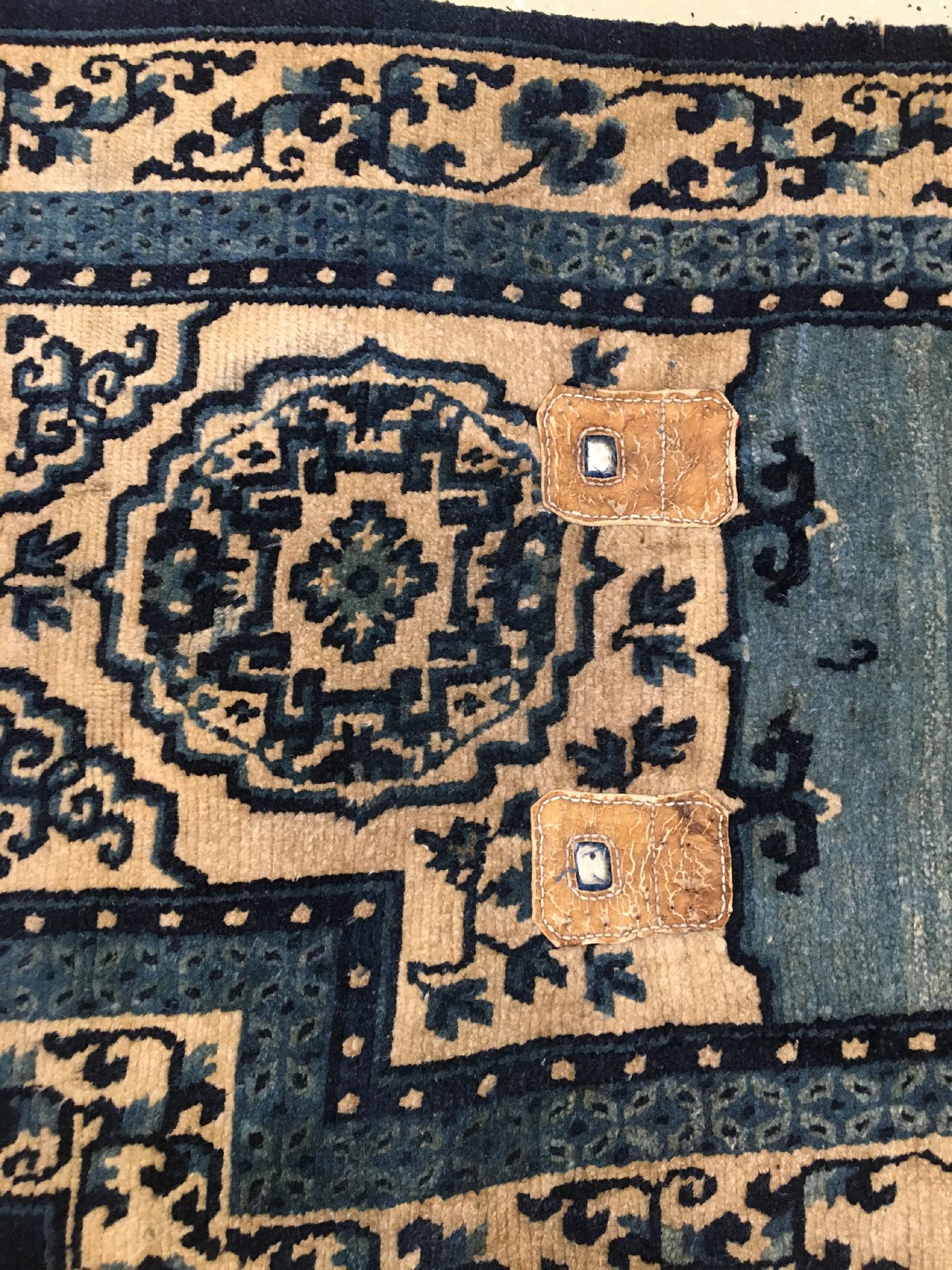 Detail c: Feiner tibetischer "Makden" antik, Tibet, 19.Jhd., Wolle geknüpft auf Wolle. Himmelblauer Sattel mit Shou Motiven (langlebigkeit), ca. ...