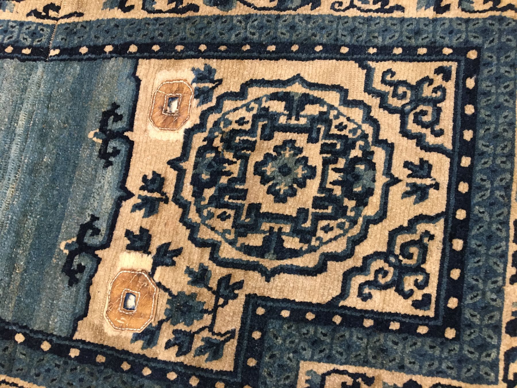 Detail d: Feiner tibetischer "Makden" antik, Tibet, 19.Jhd., Wolle geknüpft auf Wolle. Himmelblauer Sattel mit Shou Motiven (langlebigkeit), ca. ...