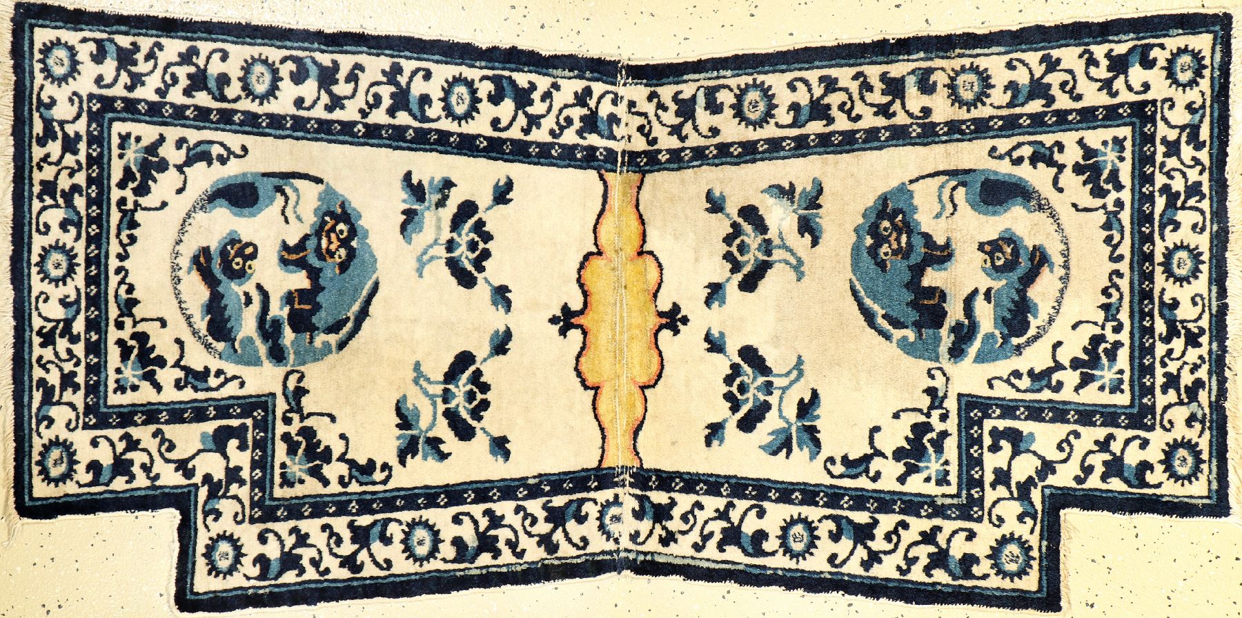 Weißgrundiger chinesischer "Sattel" antik (Schneelöwen), China, 19.Jhd., Wolle geknüpft auf Baumwolle. Seltener Sattel mit viel ...