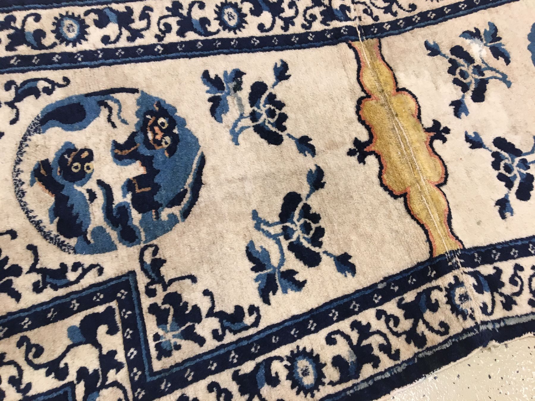 Detail b: Weißgrundiger chinesischer "Sattel" antik (Schneelöwen), China, 19.Jhd., Wolle geknüpft auf Baumwolle. Seltener Sattel mit viel ...